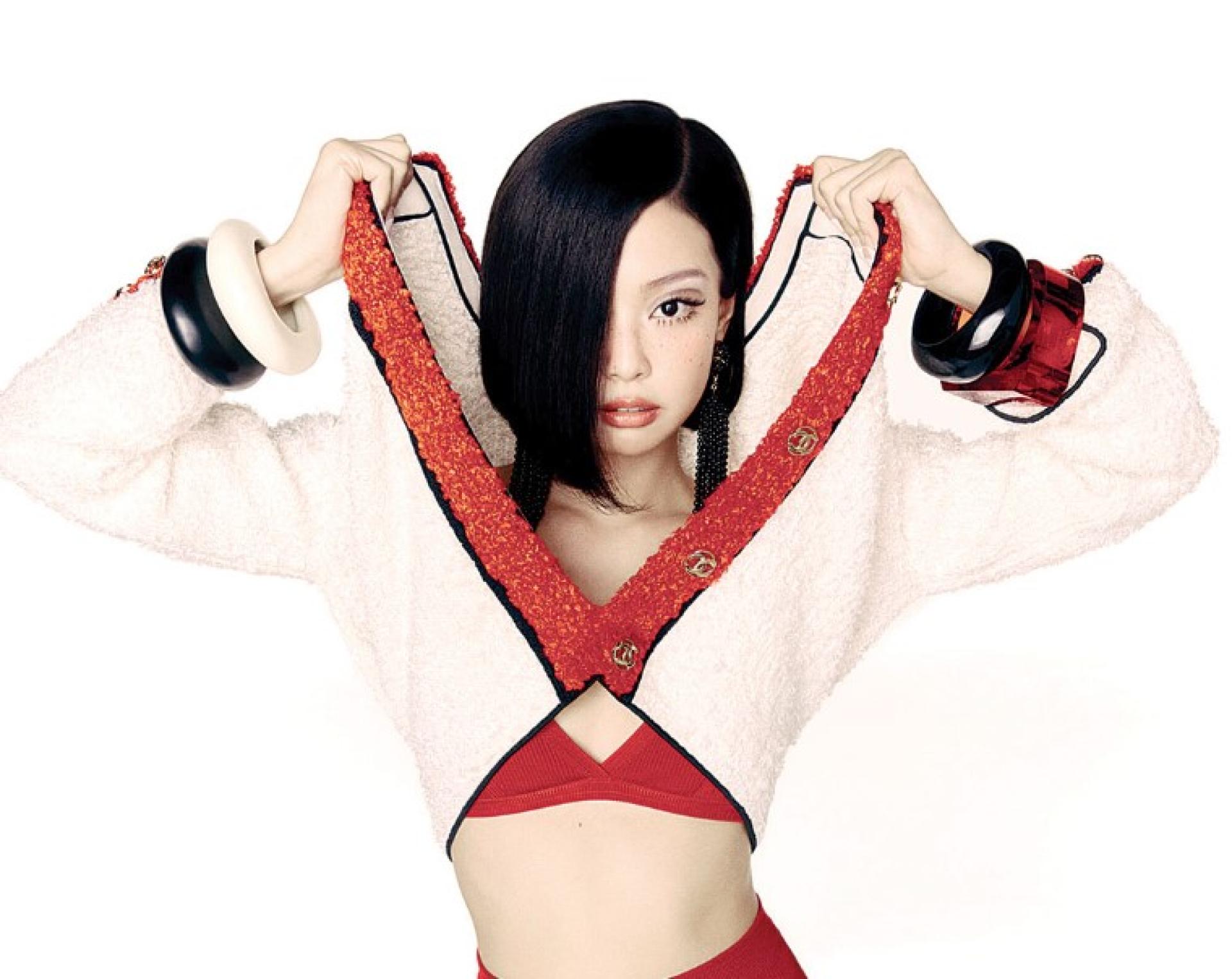 Jennie以全新造型拍摄杂志。