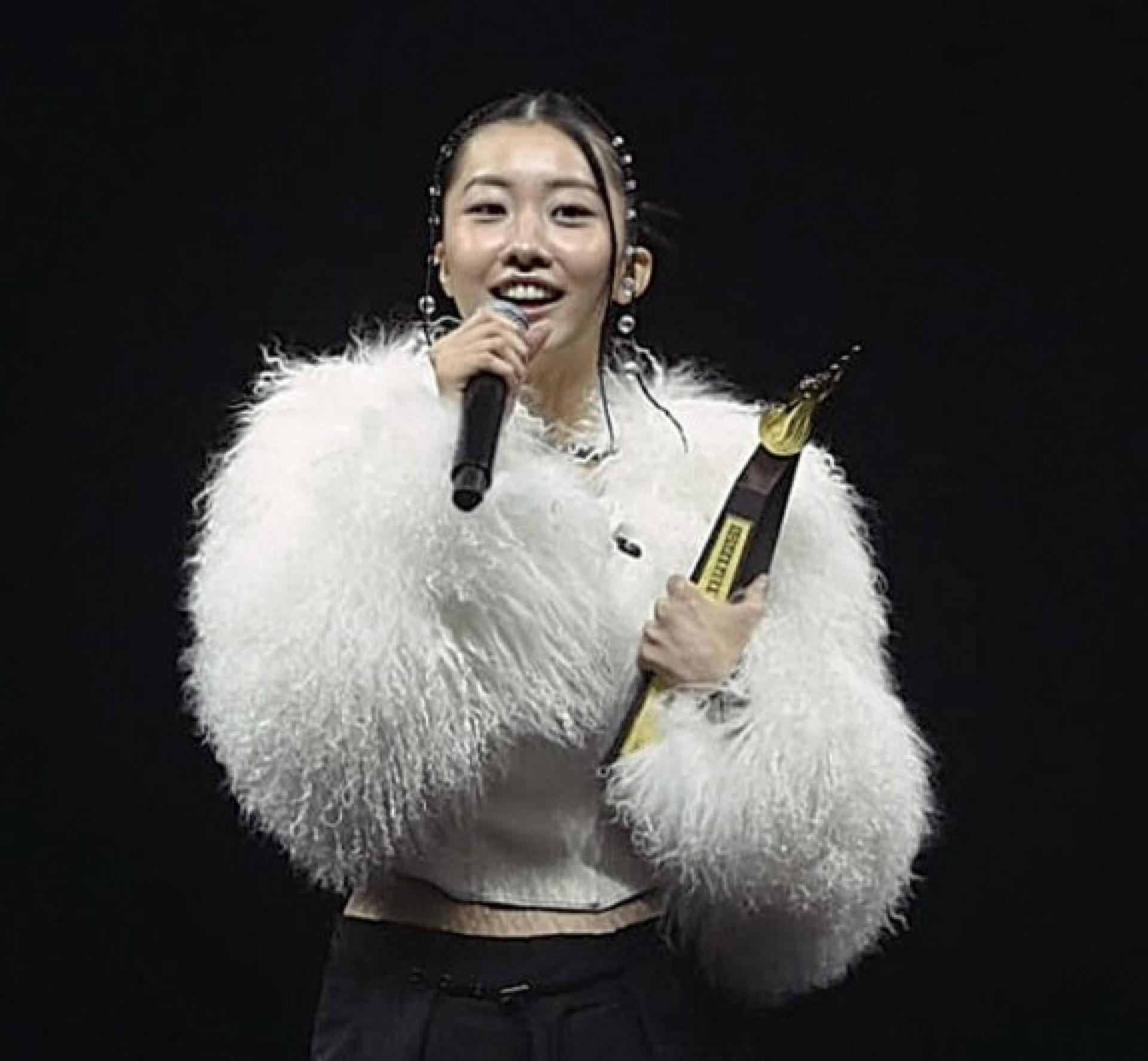 陈康堤夺新人奖，演唱时被抓包垫音。