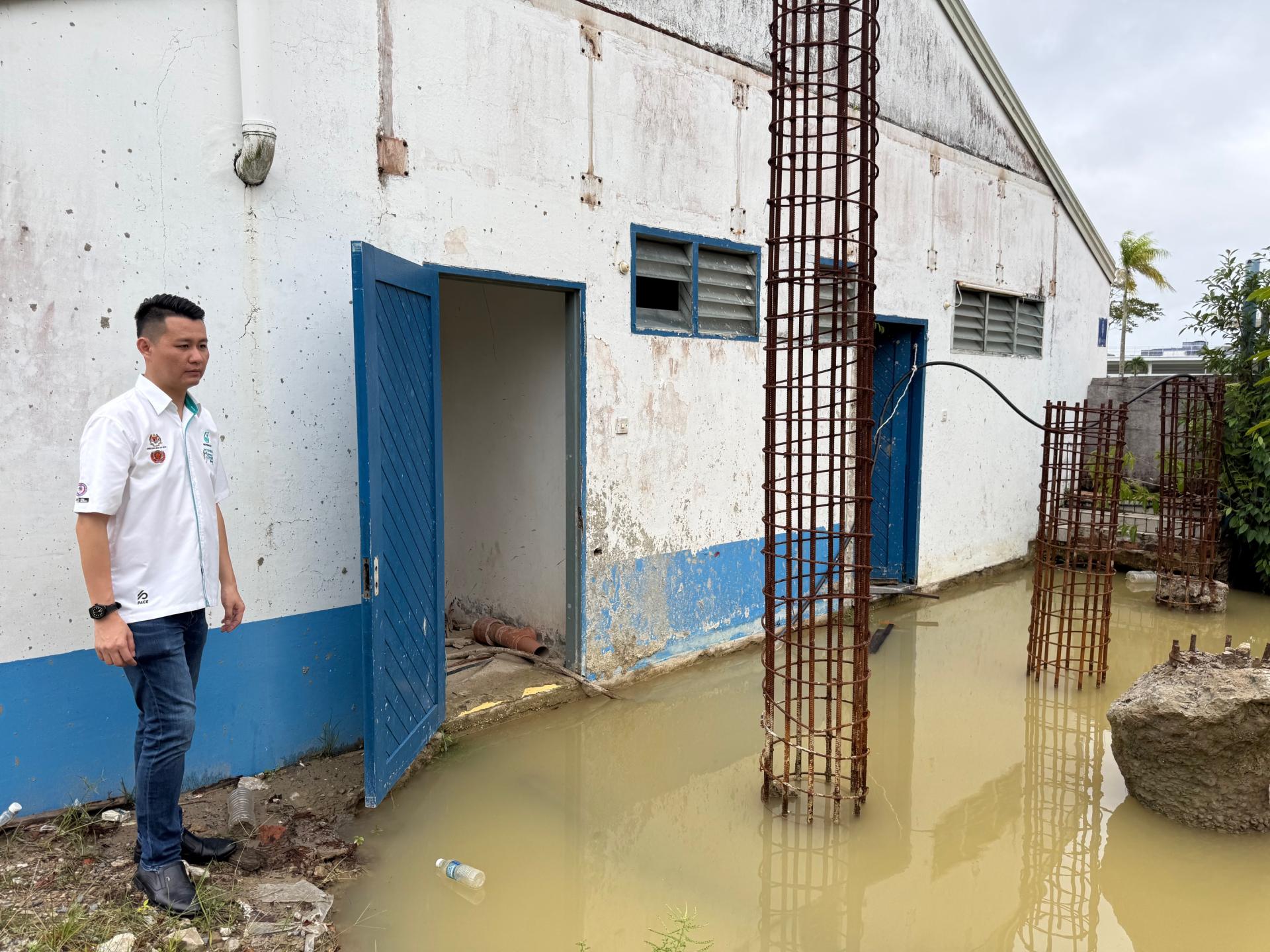 砂行动党秘书林思健日前到场了解美里公共泳池翻新工程现况。