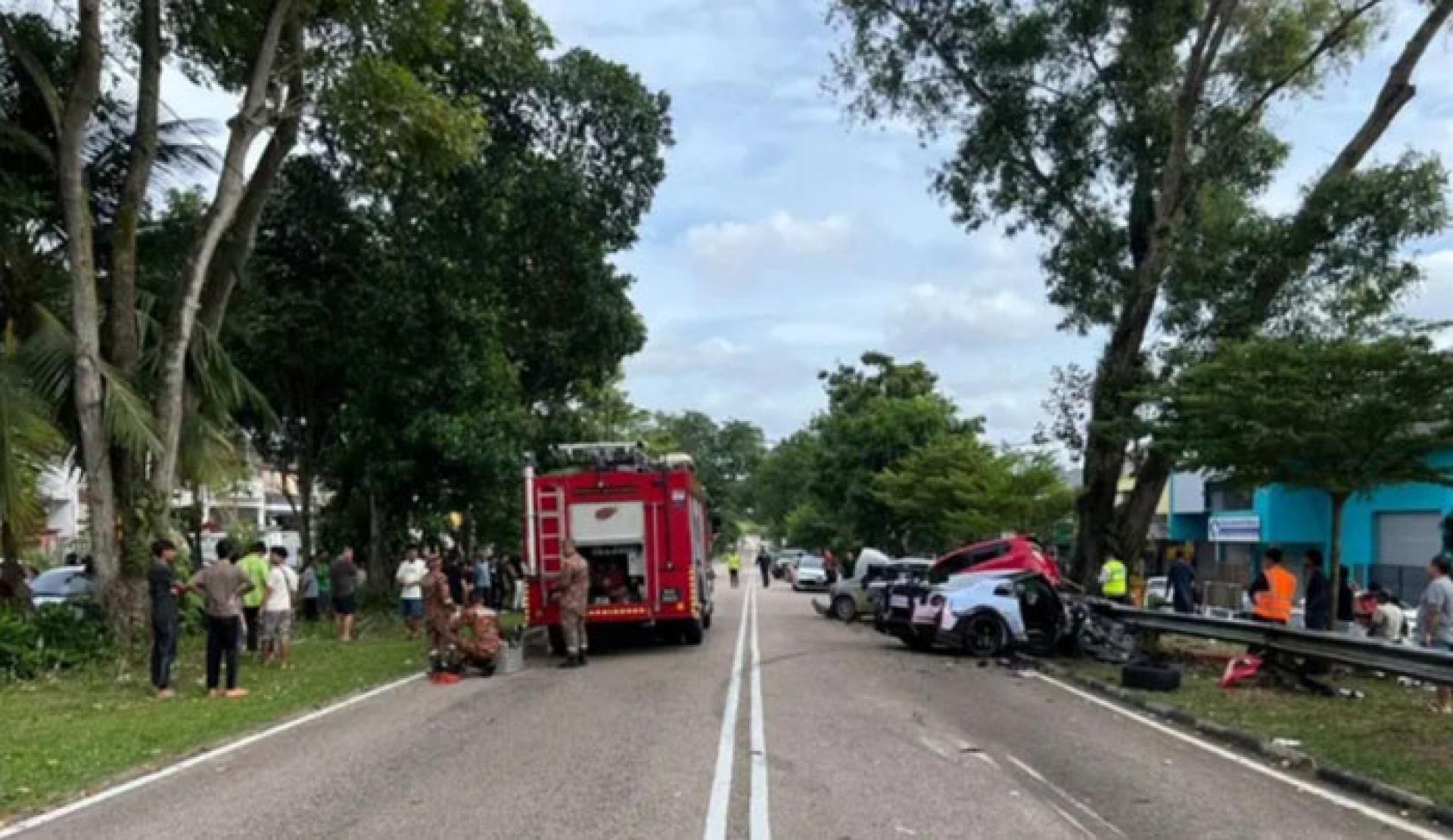 案发现场是住宅区一条笔直道路，惟GT-R跑车（右）不知何故，突然失控冲入反方向车道，连撞3车。