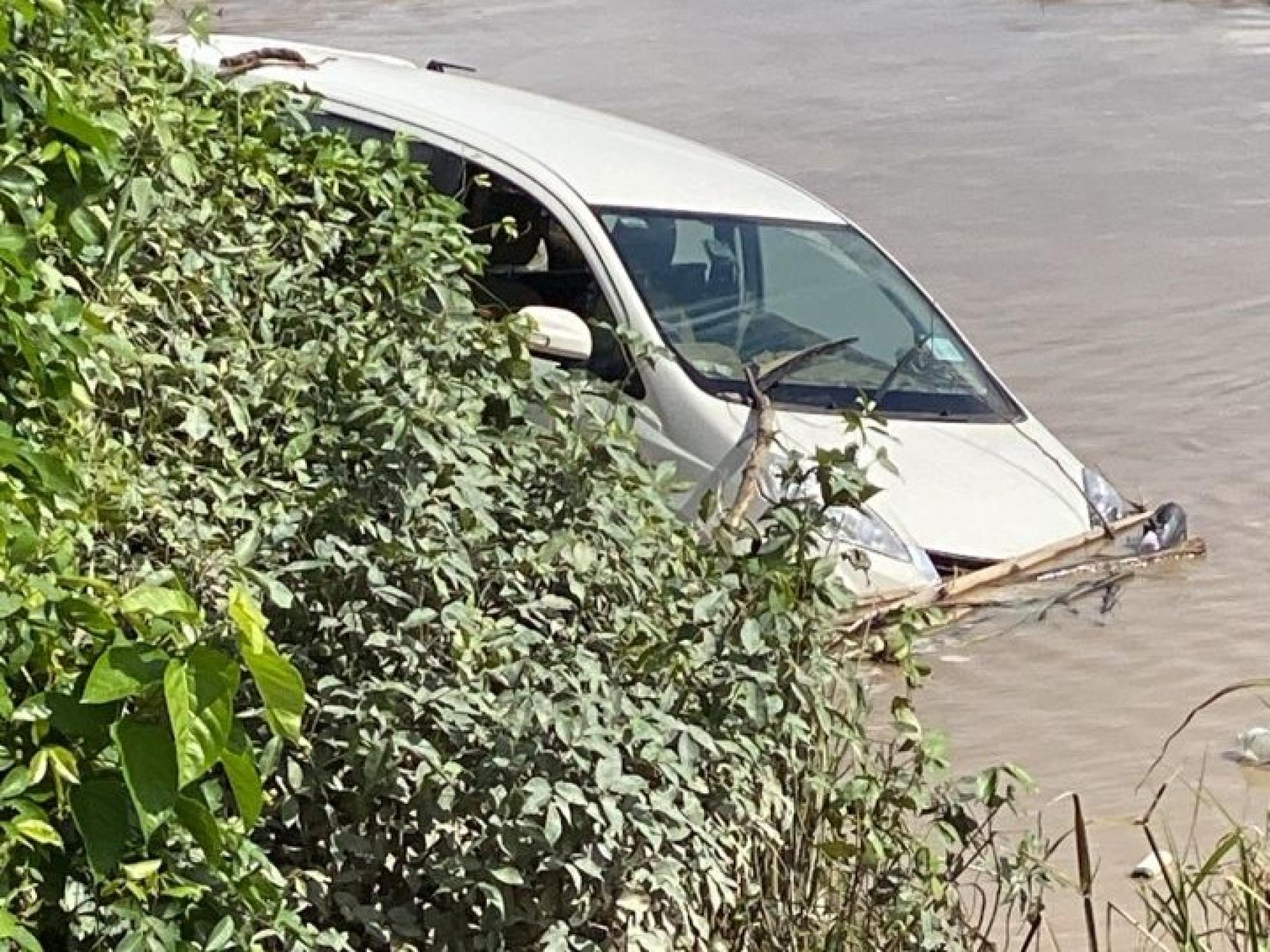 斯里阿曼甘榜马来尤斯盖一带河流下游约30米处，发现一辆轿车坠入河中。