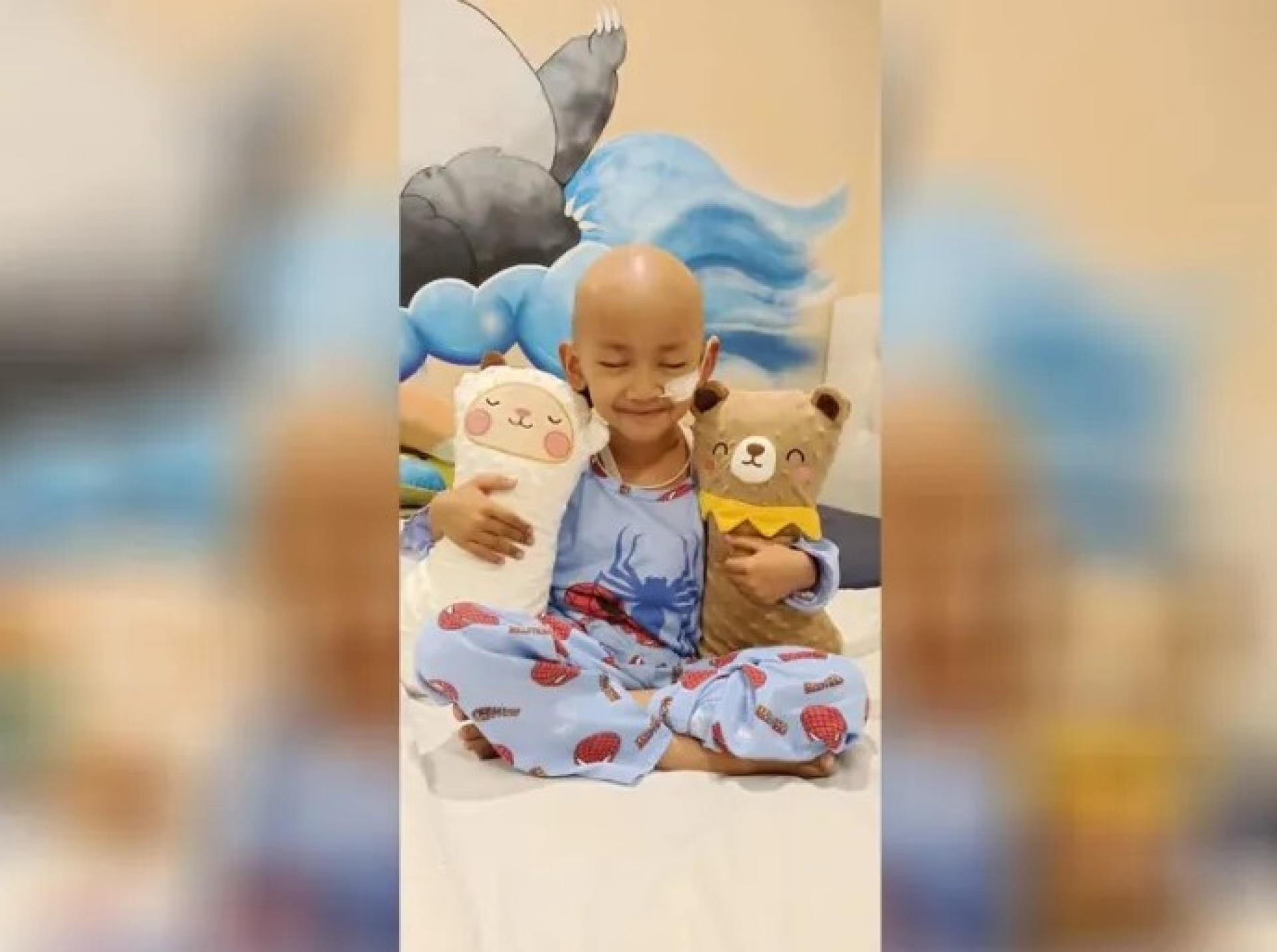 奥在SCCS中途之家房间内与玩具合影。