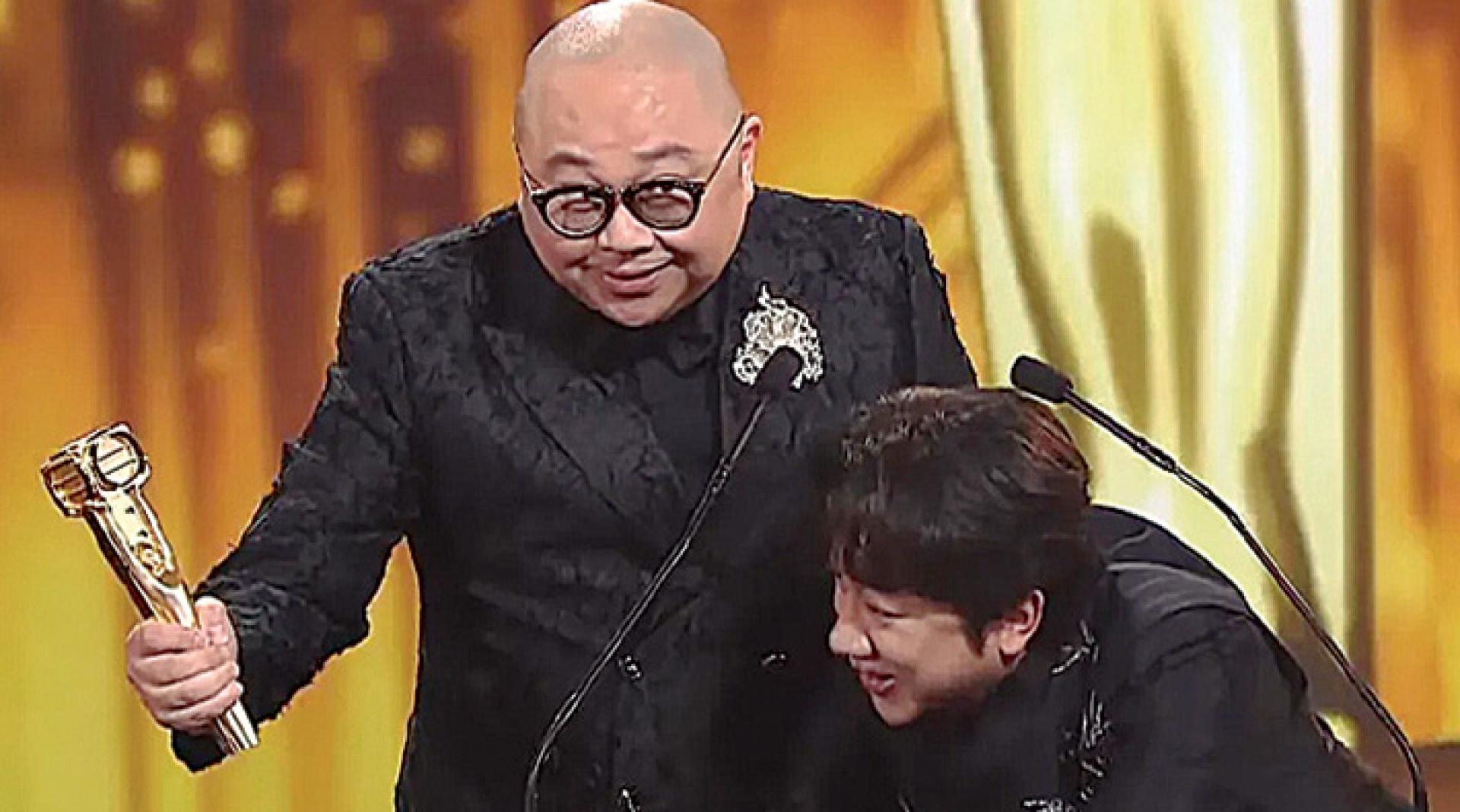 林盛斌（左）首夺男主持激动弄坏奖座，把王祖蓝吓一跳。