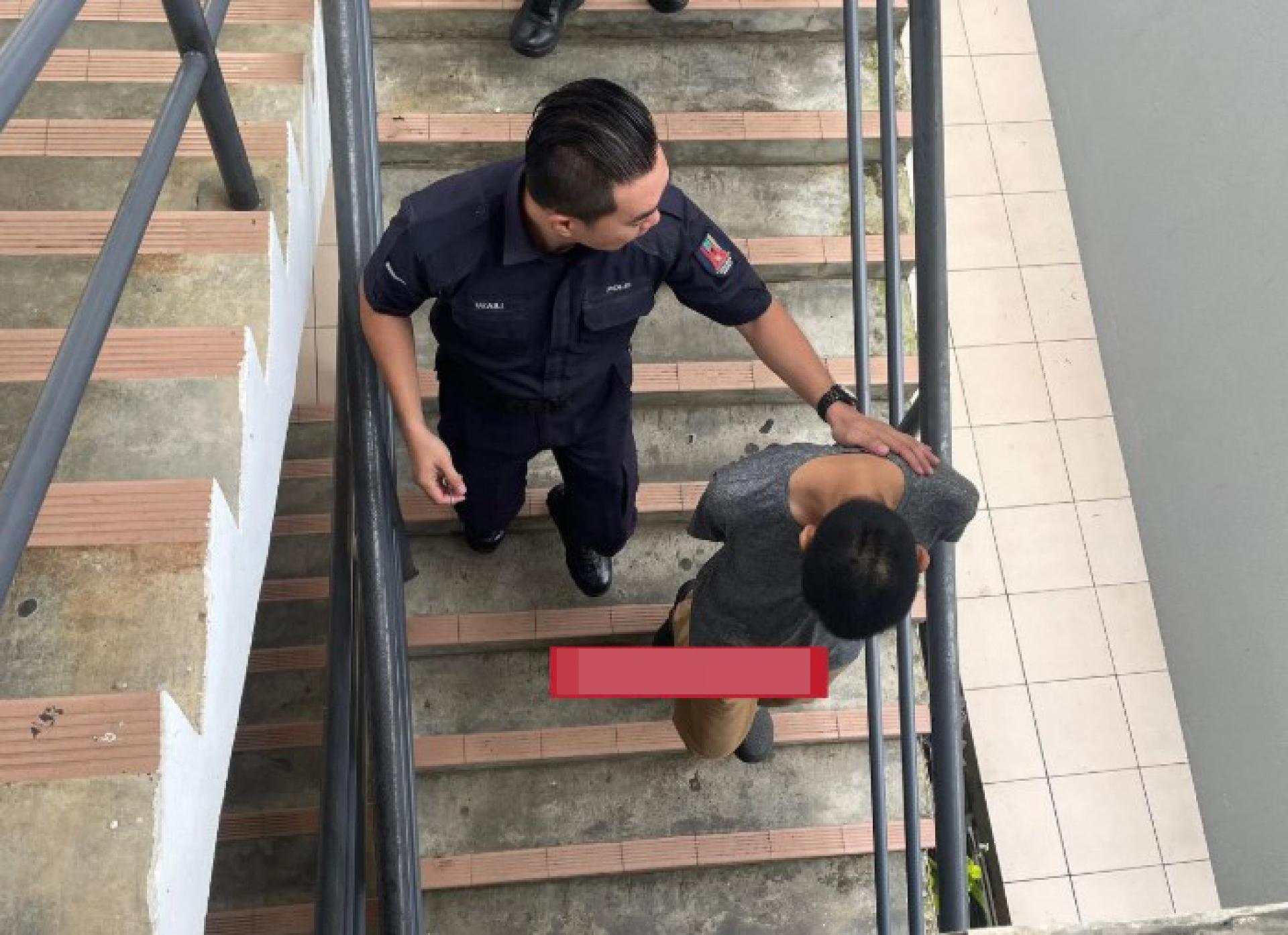 被告在警方押解下离开法庭前往临时羁押室。