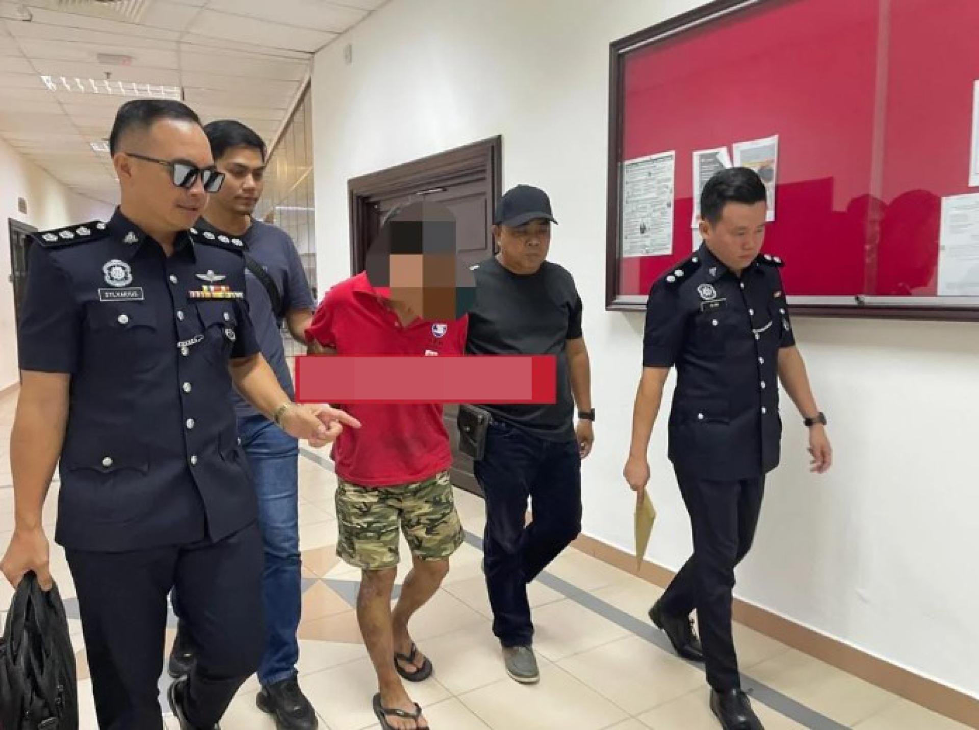 嫌疑人由法庭工作人员及警方带离法庭。