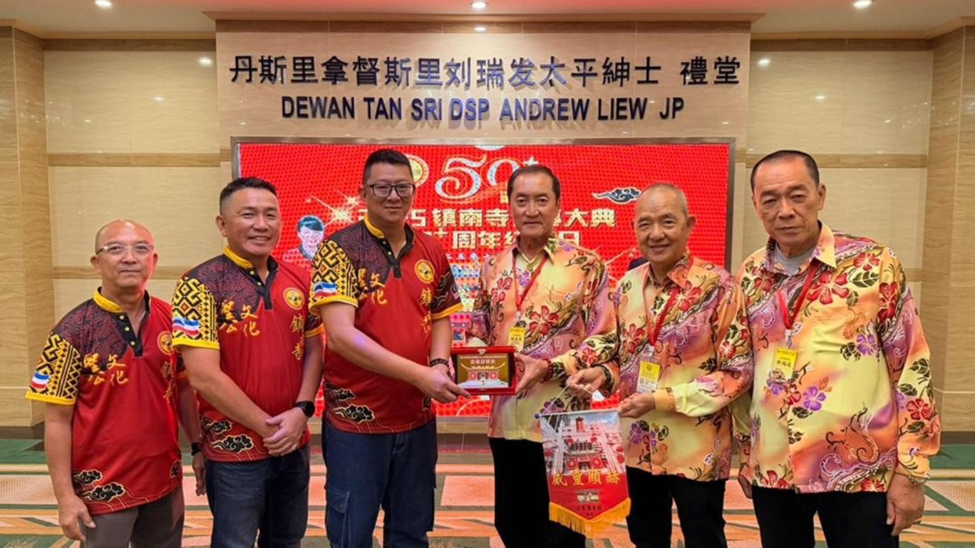 汶莱腾云殿副董事长程永年赠送纪念品予沙巴镇南寺主席蔡光泽