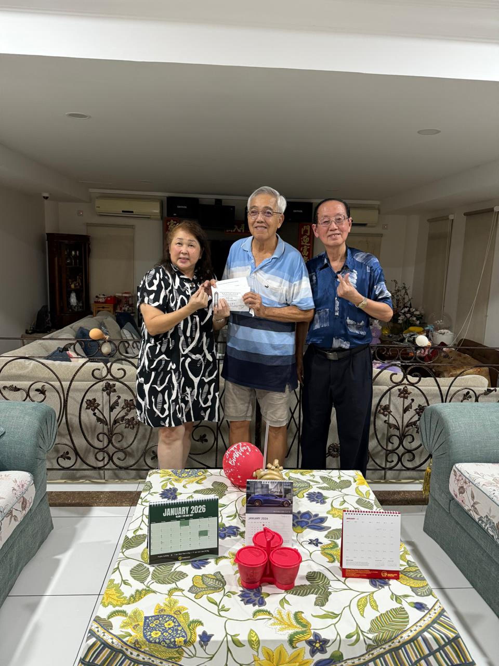 邢福倡移交捐款予马来弈区筹款理事沈秋香