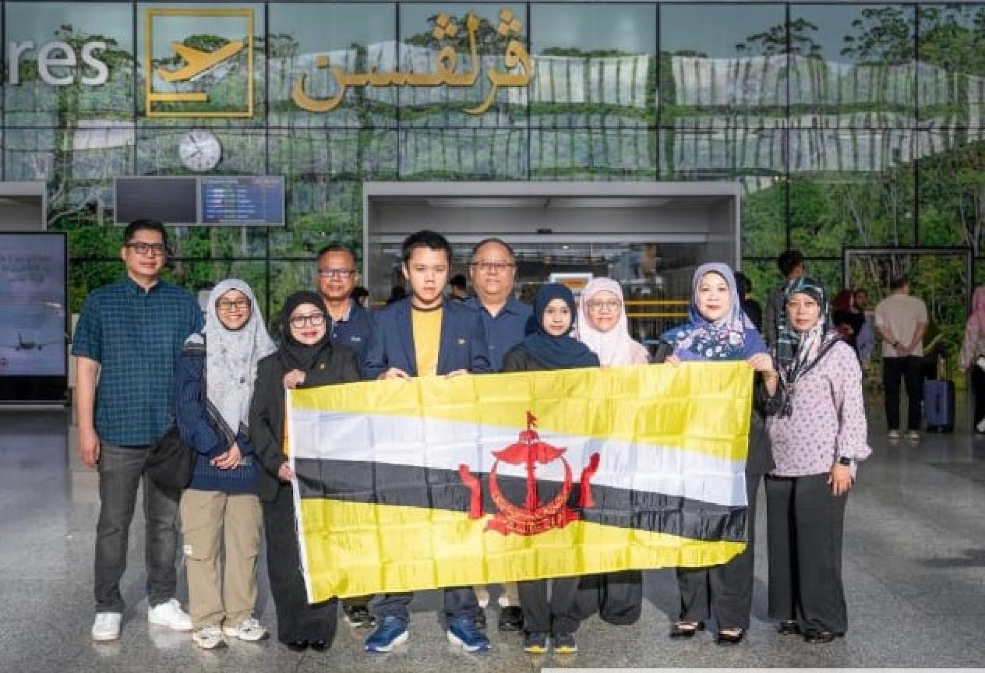 教育部特殊教育代局长穆丝达扎与代表团员合影