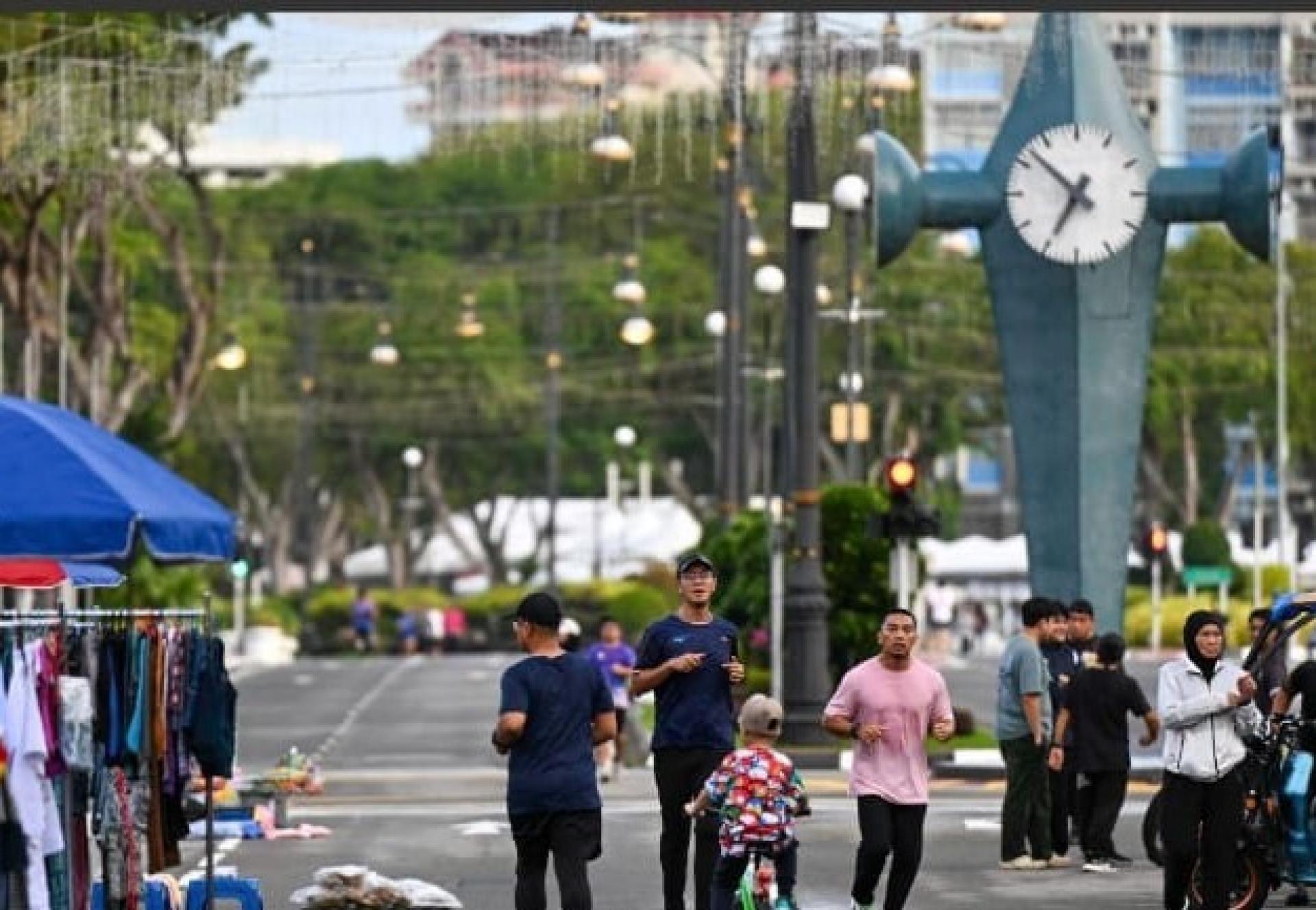 市民在市区跑步