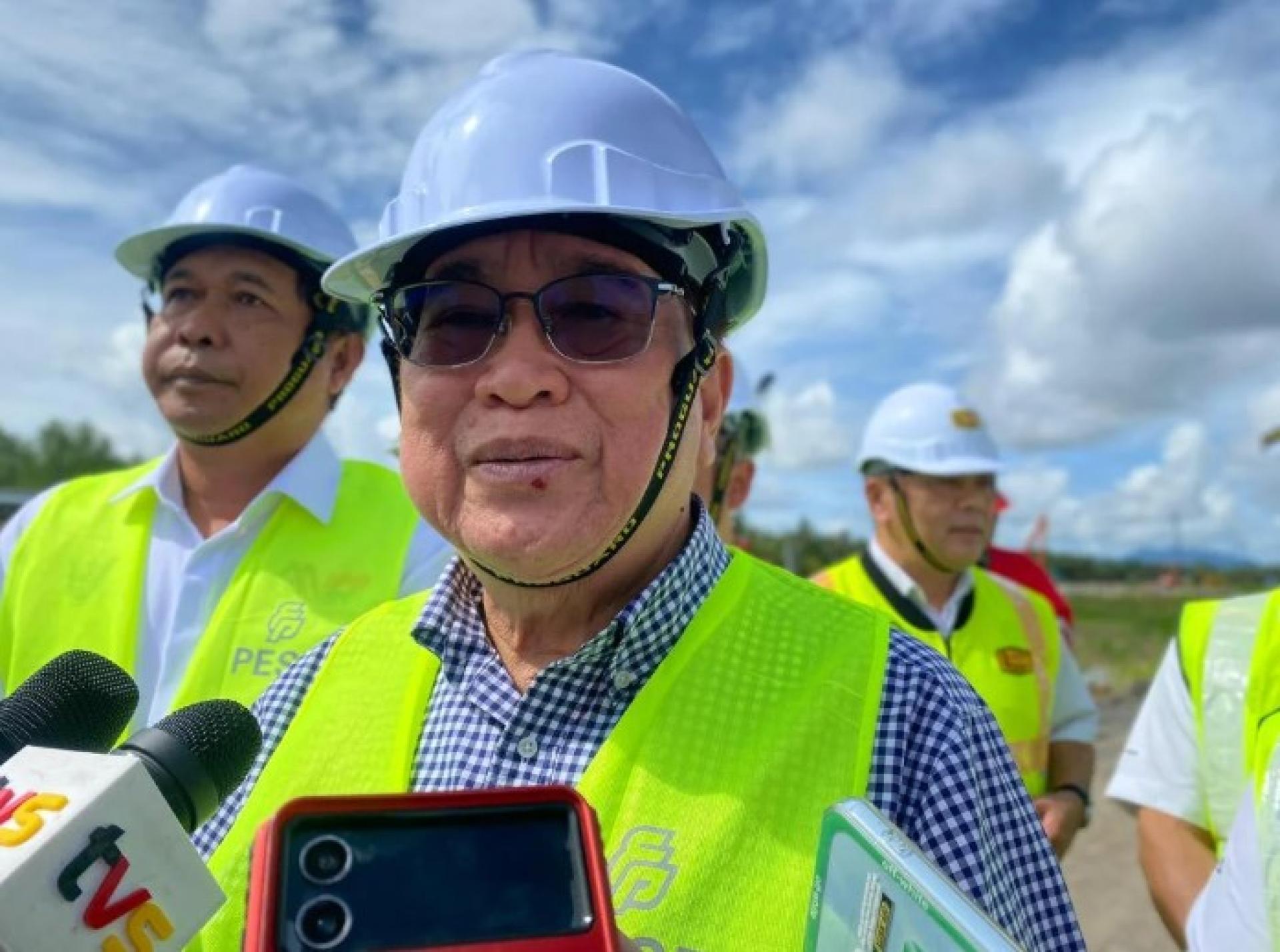 道格拉斯今日在西连–日廊–三马拉汉高速公路项目现场视察。