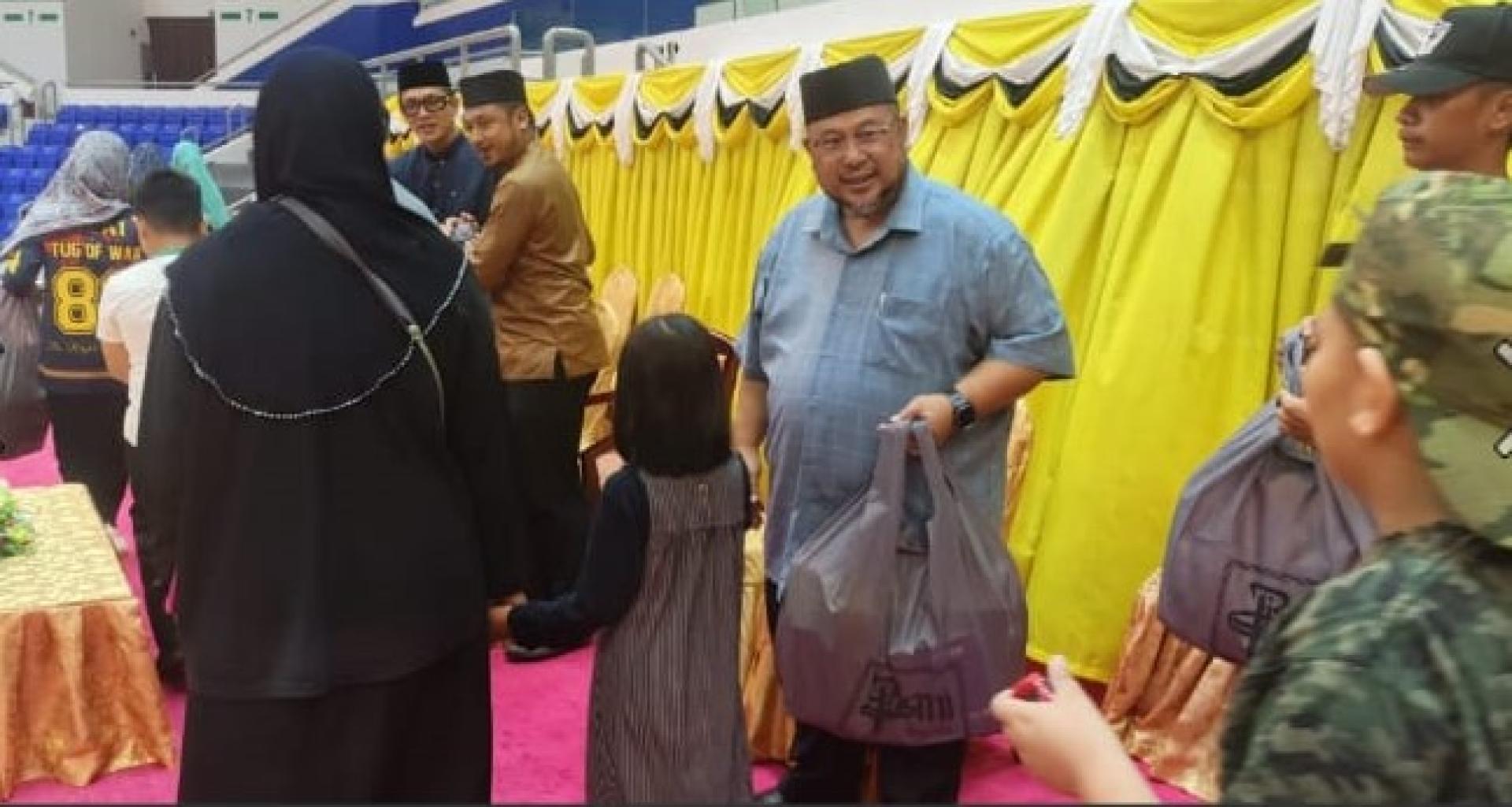 加兰巴都村长阿尔凡学习用品