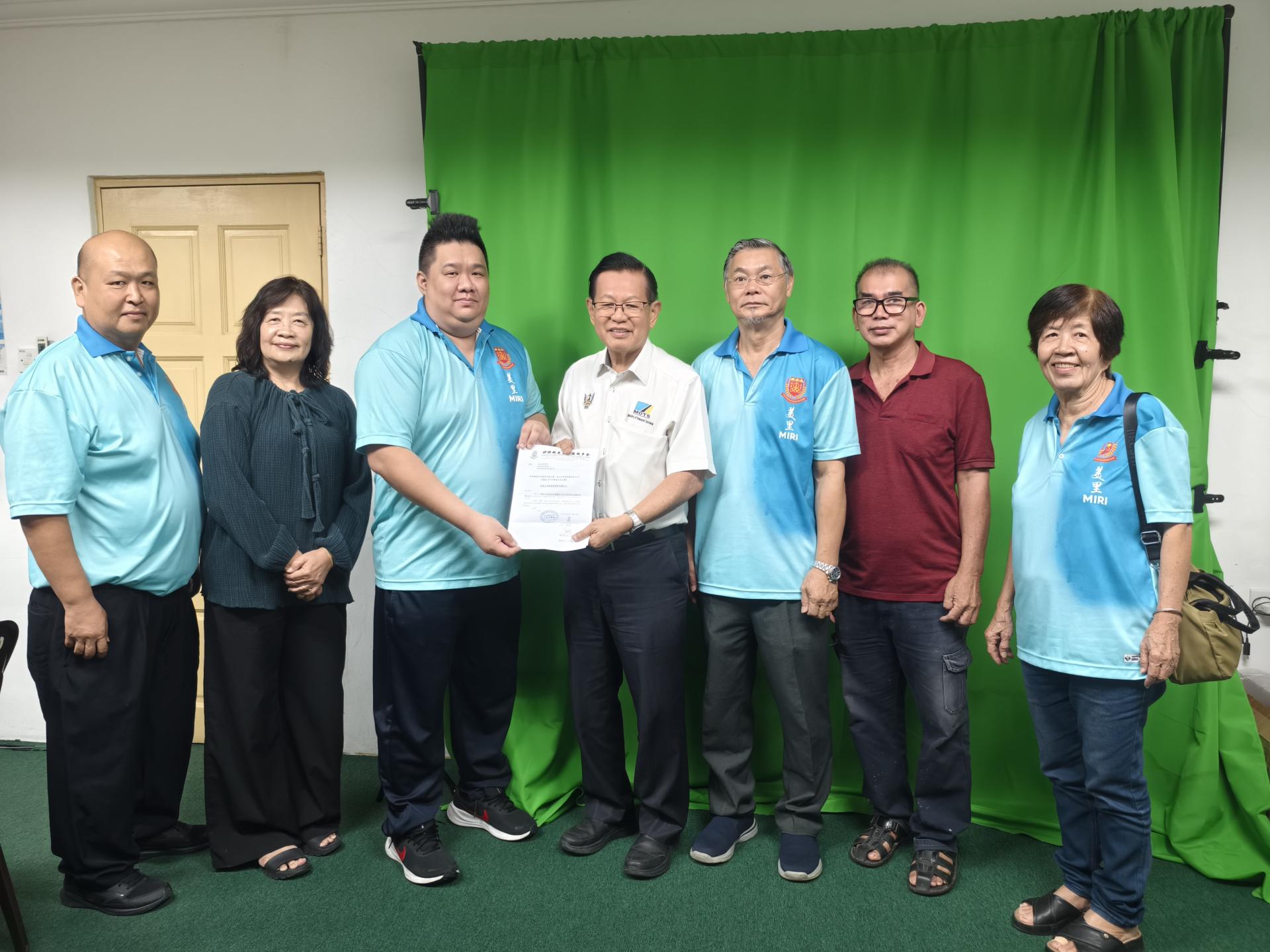 筹备会主席黄义熙（左3）在会长蔡传创（右3）及教育主任邓展华（右2）等理事陪同，移交活动邀请函予名誉顾问兼砂交通部长拿督斯里李景胜。