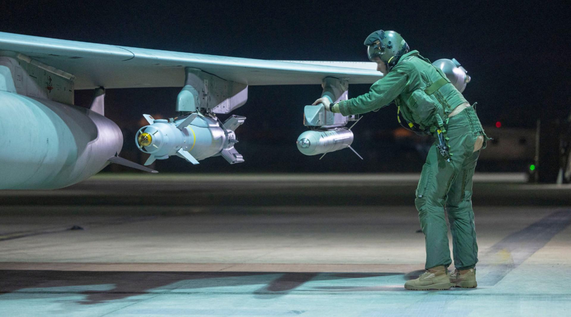 英军“台风”战斗机挂弹，准备轰炸“伊斯兰国”地下设施。