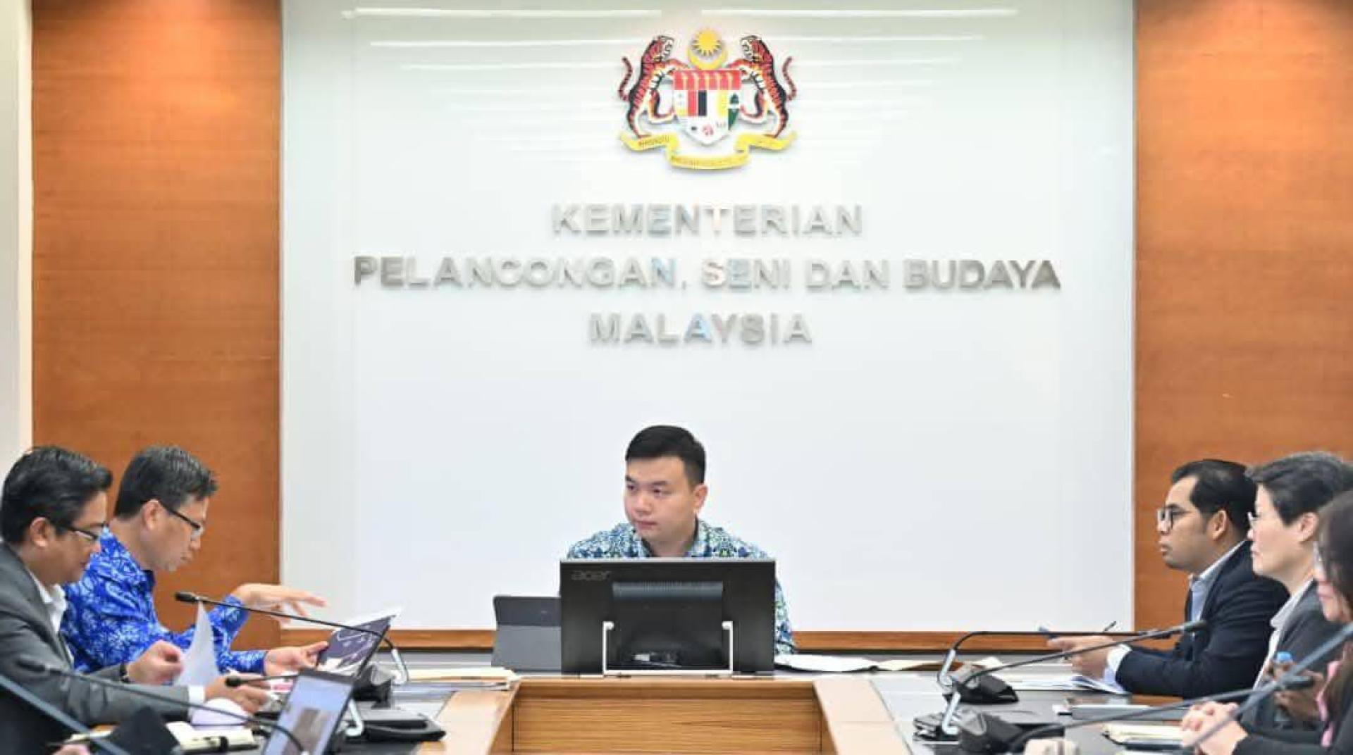 旅游、艺术及文化部举行汇报与简报会议，由旅游、艺术及文化部副秘书长蔡春华向旅游、艺术及文化部副部长赵俊文（中），汇报国家旅游领域的整体发展方向。