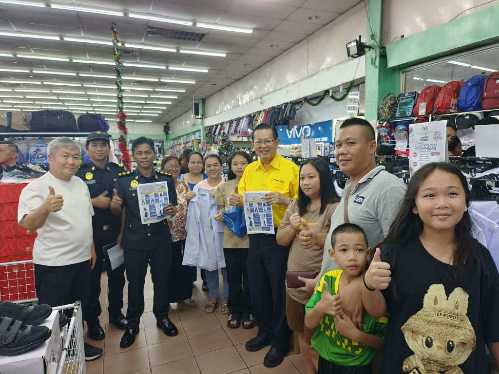 砂拉越交通部长兼史纳汀区州议员拿督斯里李景胜（右4  ）前往位于Emart杜当的俊荣巡视“返校Rahmah关怀促销”活动。