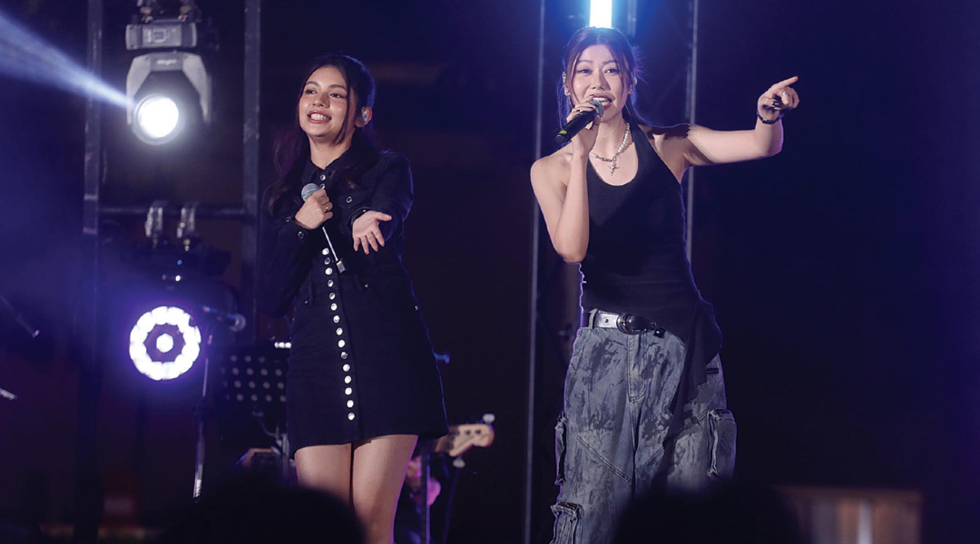 李佩玲（左）与蔡恩雨首次同台合唱《像晴天像雨天》，为《最好的我们·星光重聚音乐会》带来亮点演出。