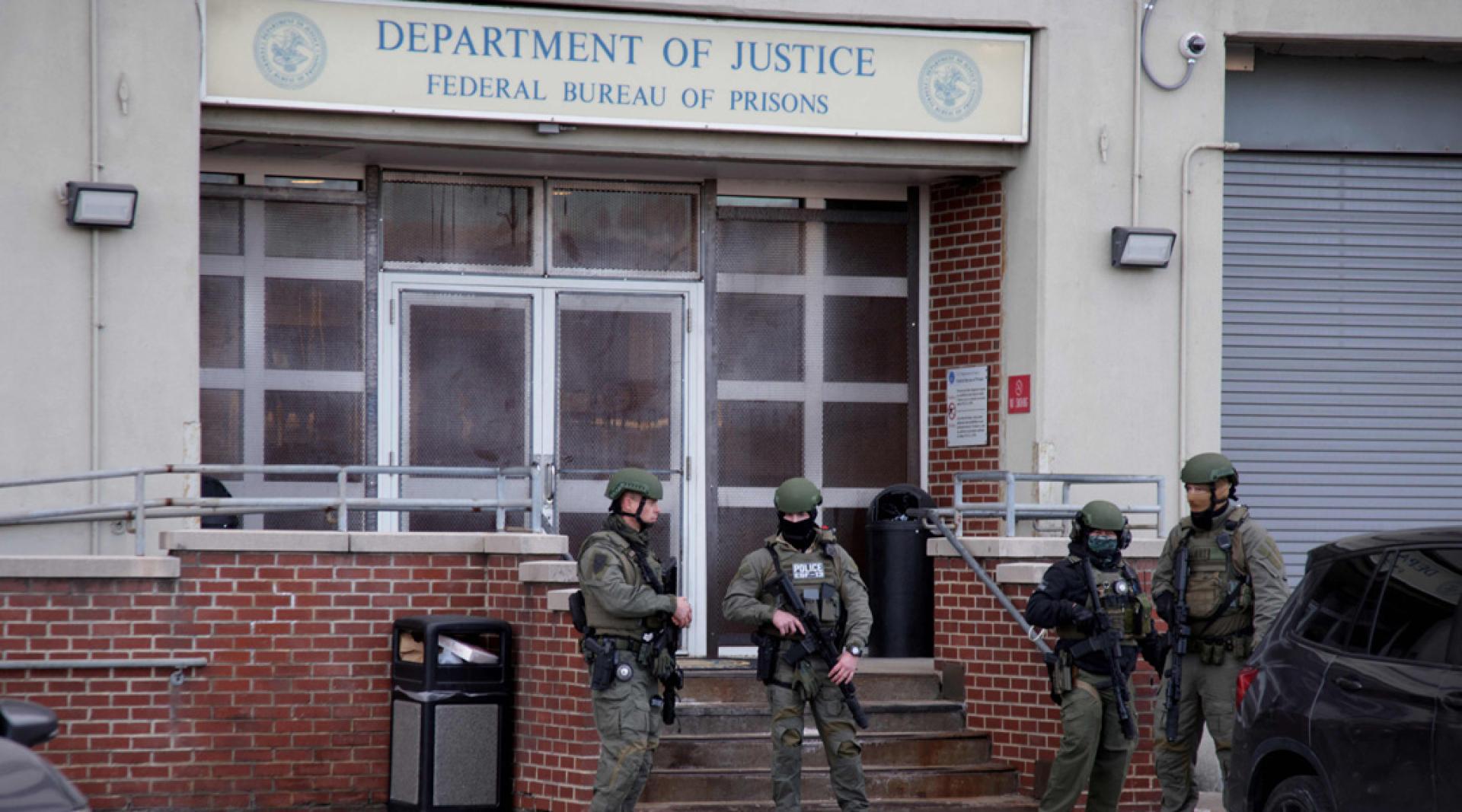 執法人員纽约市布鲁克林区的大都会拘留中心外站岗，马杜罗目前拘留于此。