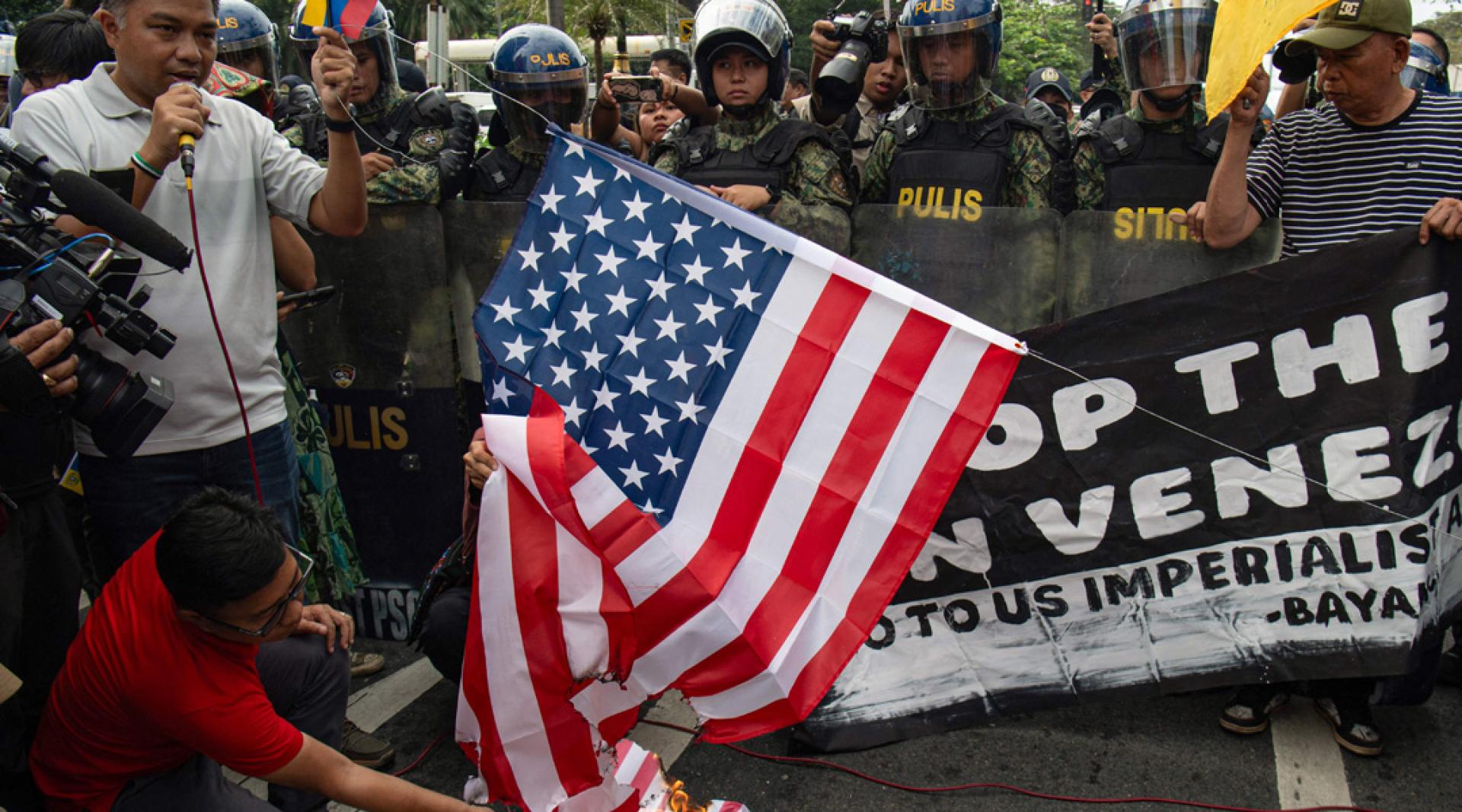 5日在马尼拉美国大使馆附近，抗议者焚烧美国国旗，谴责美国逮捕马杜罗。