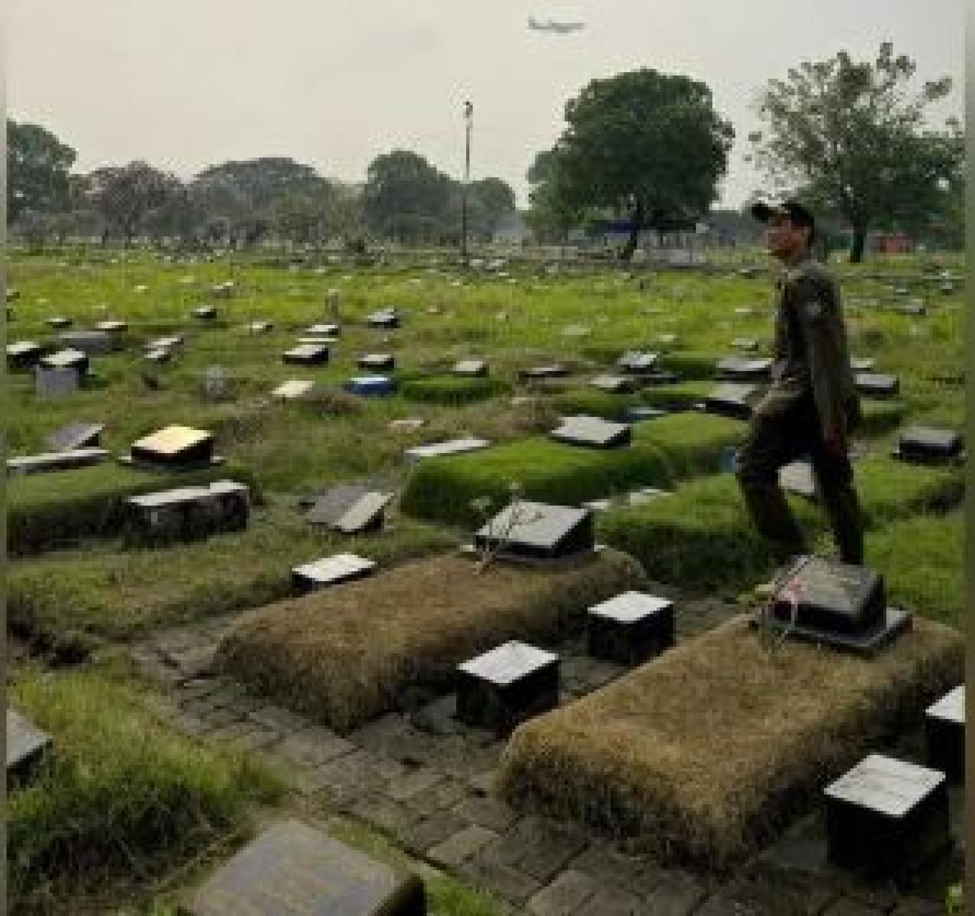 档案照片显示，雅加达特区政府官员在公共墓地范围巡逻。随着全市公墓墓穴趋近饱和，当局启动扩建计划，并拟对毗邻墓园的非法占住社区居民进行搬迁，以腾出土地供后续工程使用。