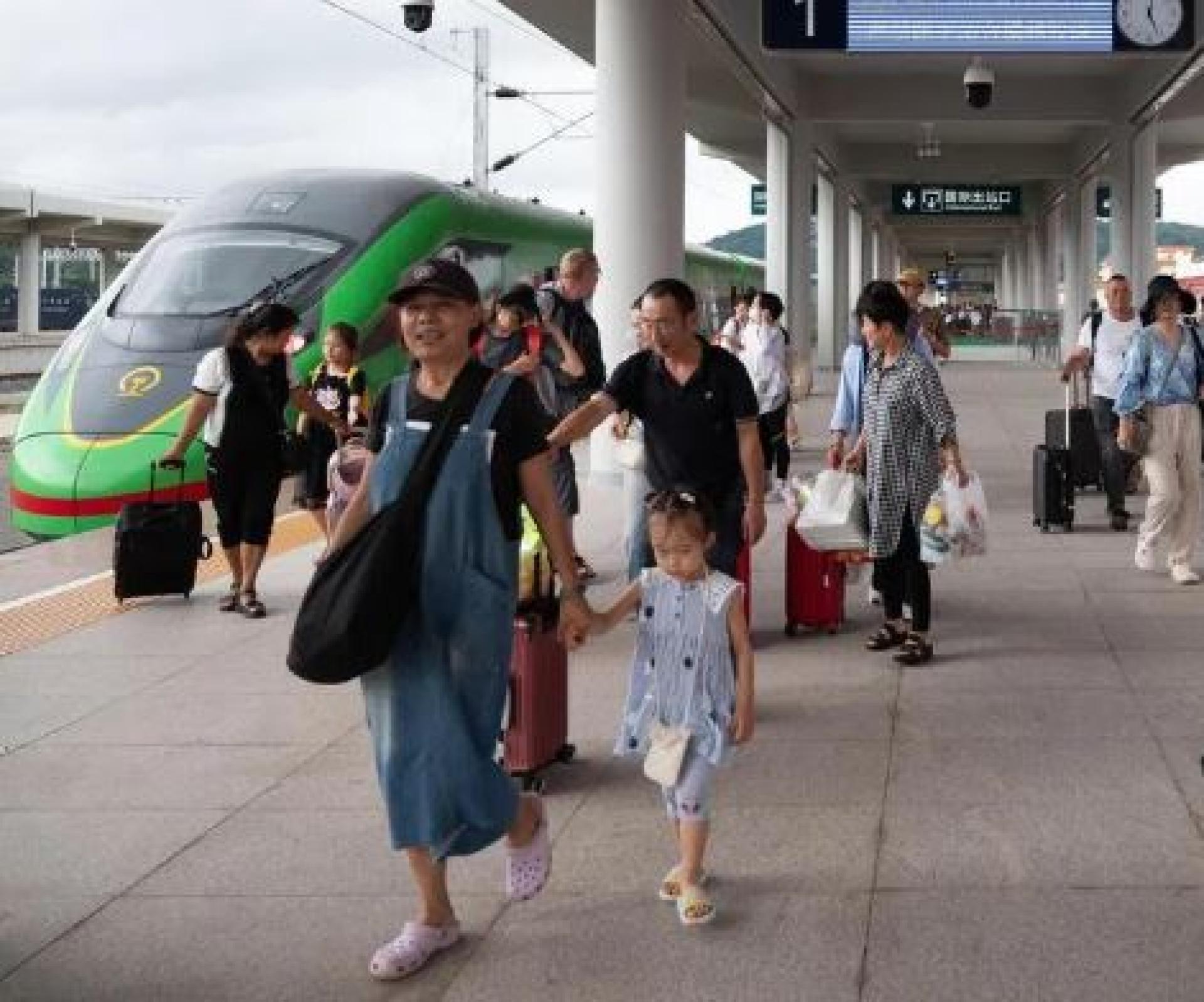 泰国首条高速铁路预计2030年通车，并将通过横跨湄公河大桥接驳老挝及中国铁路网络，实现与中老铁路连接。图为中国云南段终点站。磨憨站（Mohan/Mengla口岸铁路枢纽），象征区域铁路互联的重要节点。（档案照片）