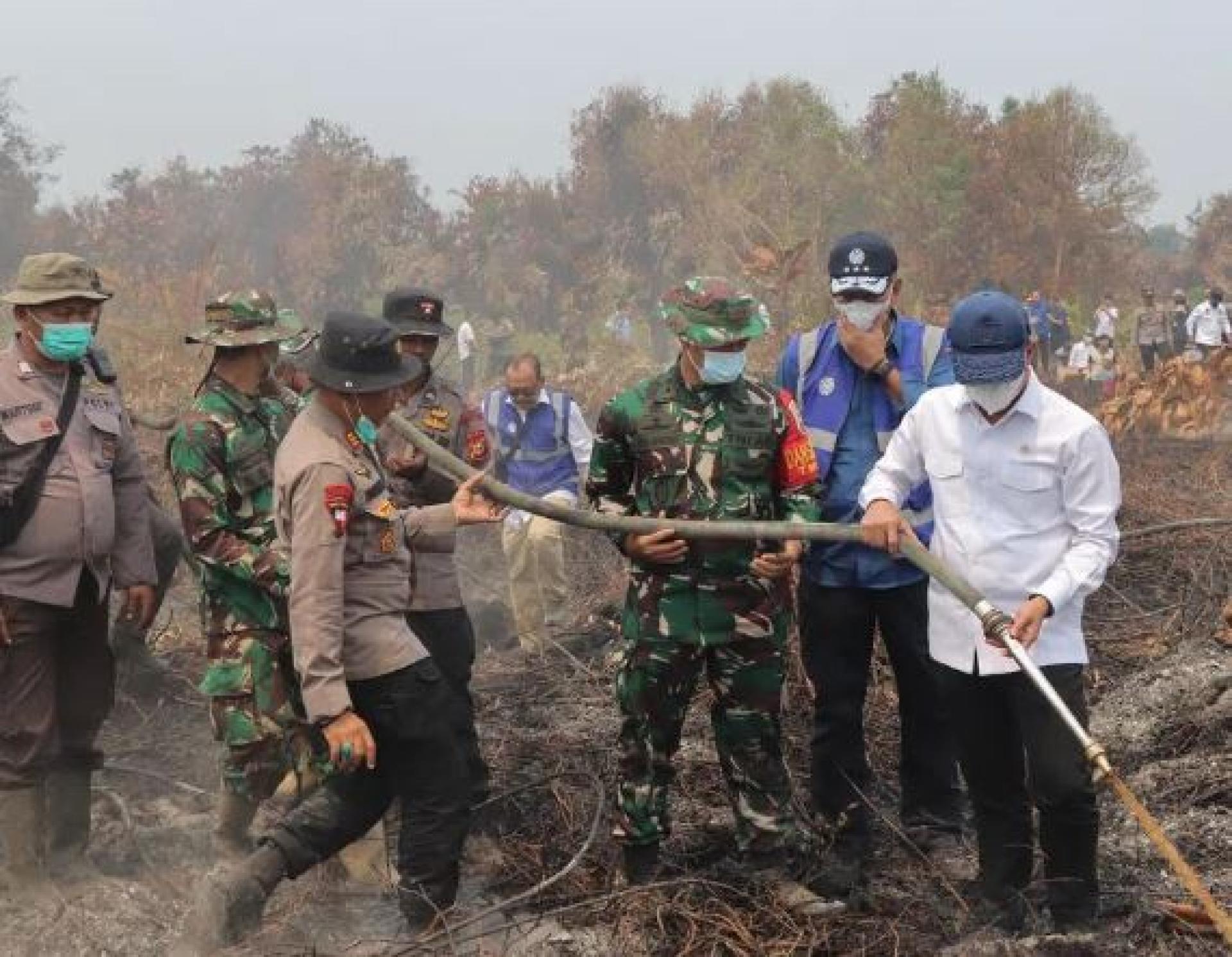 印尼环境部长哈尼夫于去年7月在廖内省现场参与森林与土地火灾防治行动，提高防火意识并督导相关工作进展。（图由印尼环境部提供）