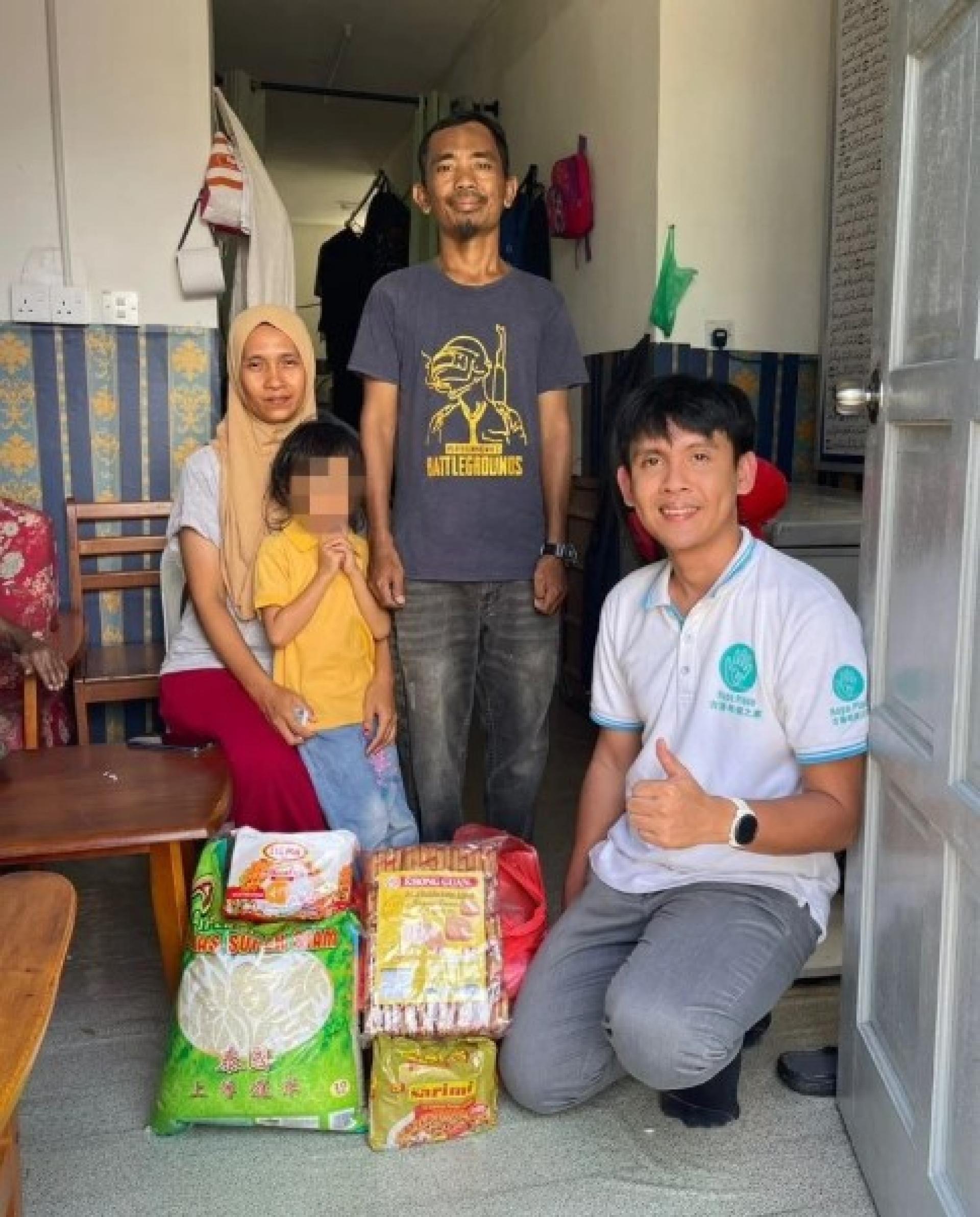 左起为玛琳达阿育与其女儿、丈夫，以及希望之家代表。