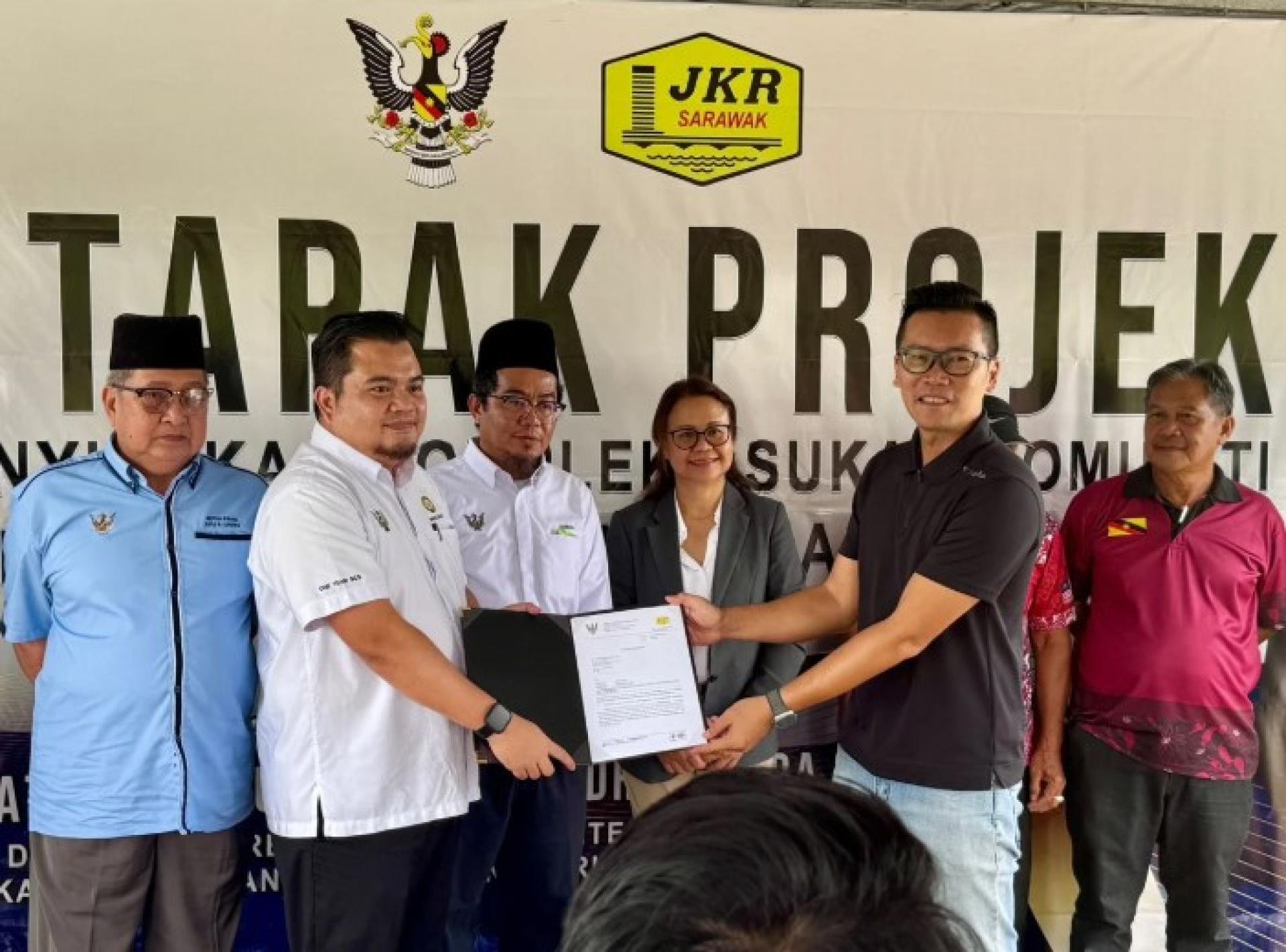 朱安达昨日见证有关机构将项目工地移交予承包商。