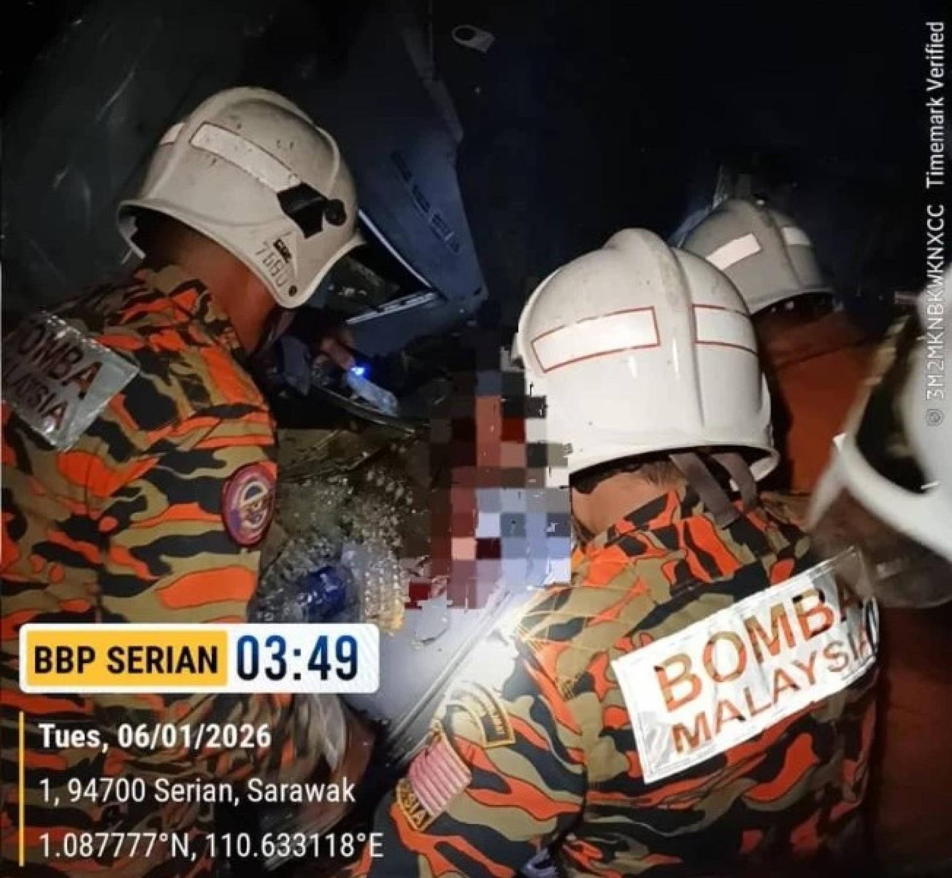 消防队员协助将受伤男子从车辆中救出。