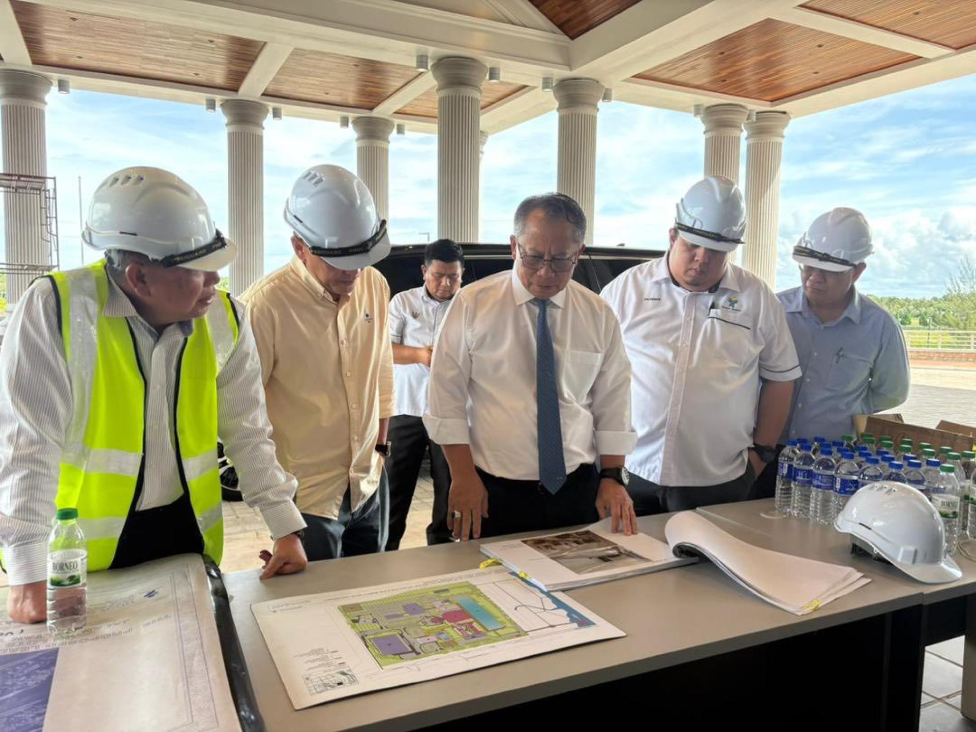 拿督阿玛阿布巴卡（中）了解工程进展。