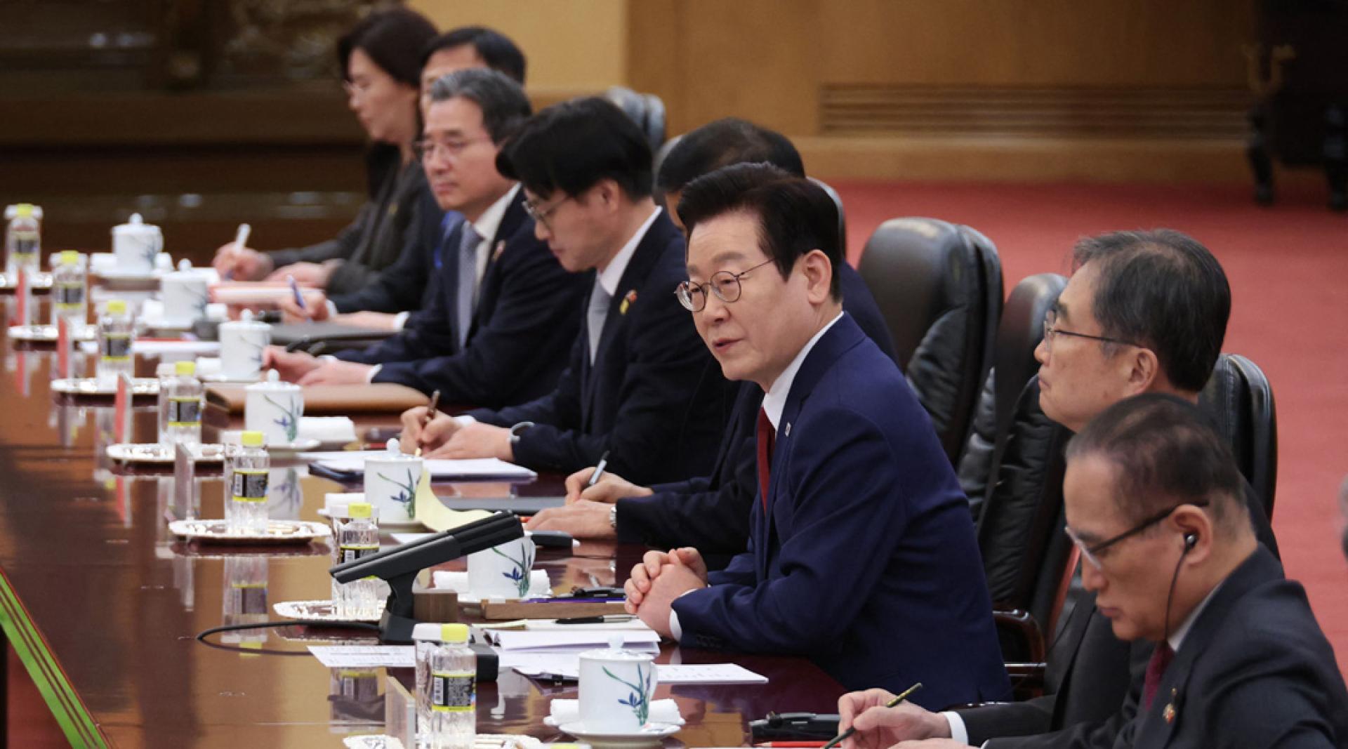 韩国总统李在明（右三）5日在北京人民大会堂与中国国家主席习近平（未在图中）会晤。