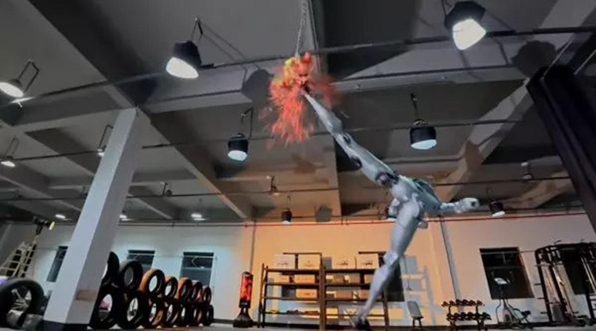 宇树科技人形机械人H2清脆利落地把悬挂的西瓜踢碎。