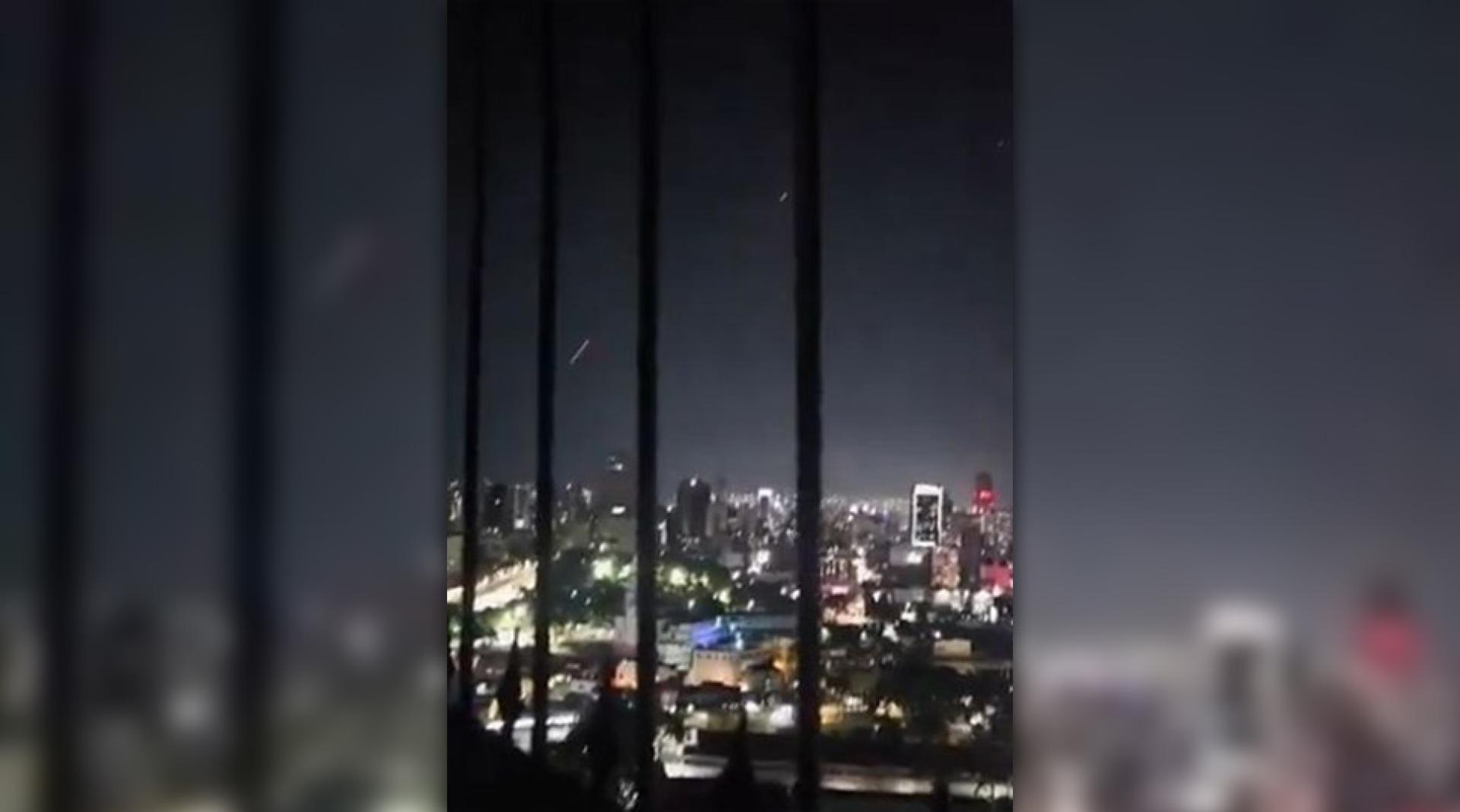 网络流传图片显示，委内瑞拉军队进行防空射击。