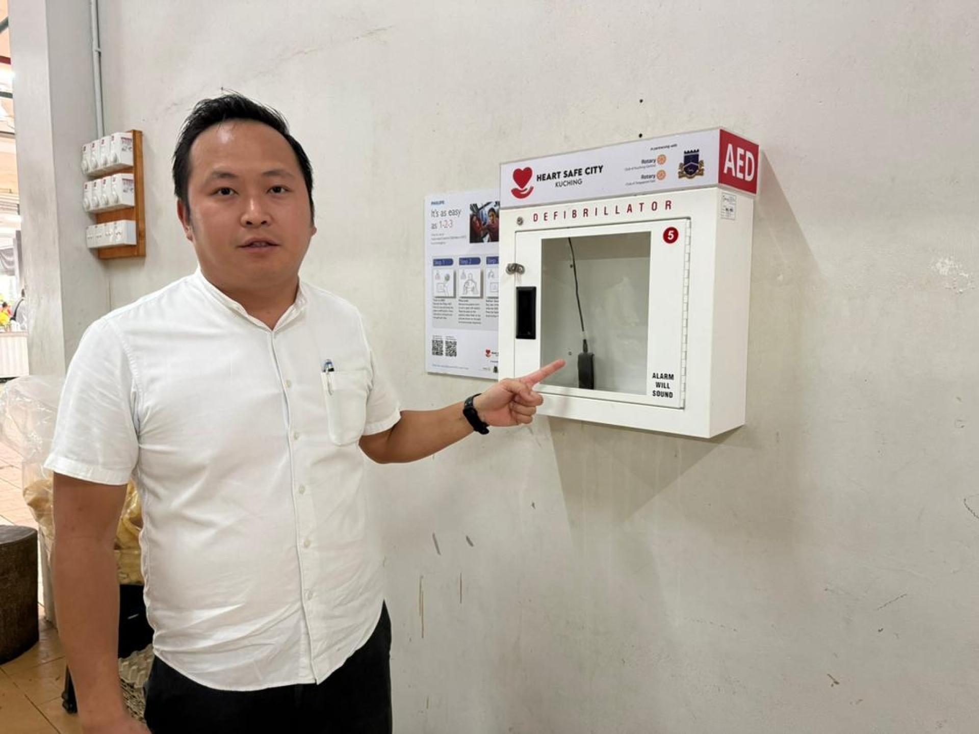 江峰年指着AED箱内没有相关设备的问题。