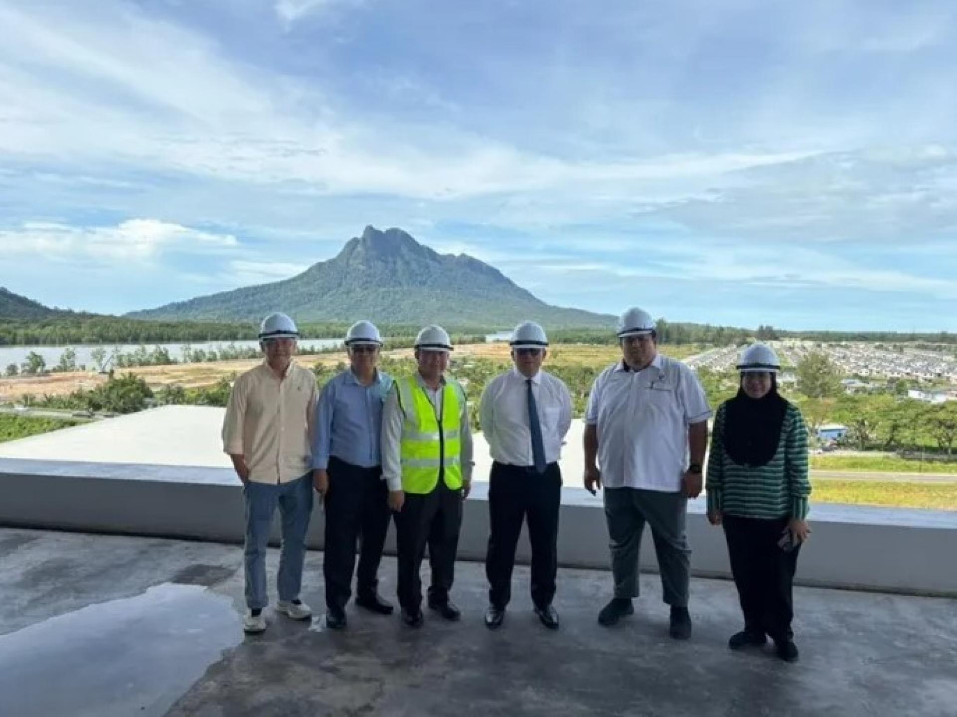 阿布巴卡（右3）于2026年1月5日视察砂公务员领导力学院项目工地。