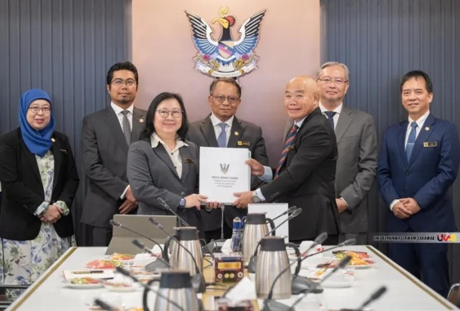 阿布巴卡（中）在2026年1月6日马来西亚国父大厦举行的仪式上，见证布克兰（右）将职责移交给陈月花（左）。