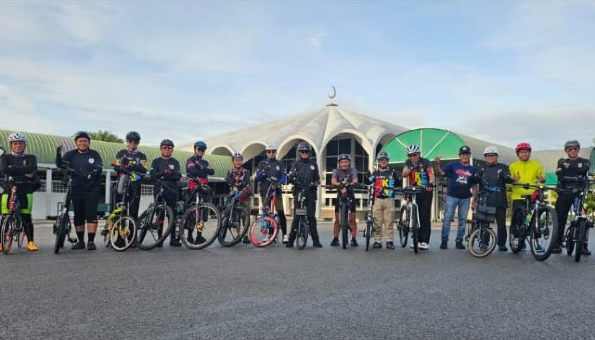 骑亍队伍启程前在塞蒂亚阿里清真寺合影