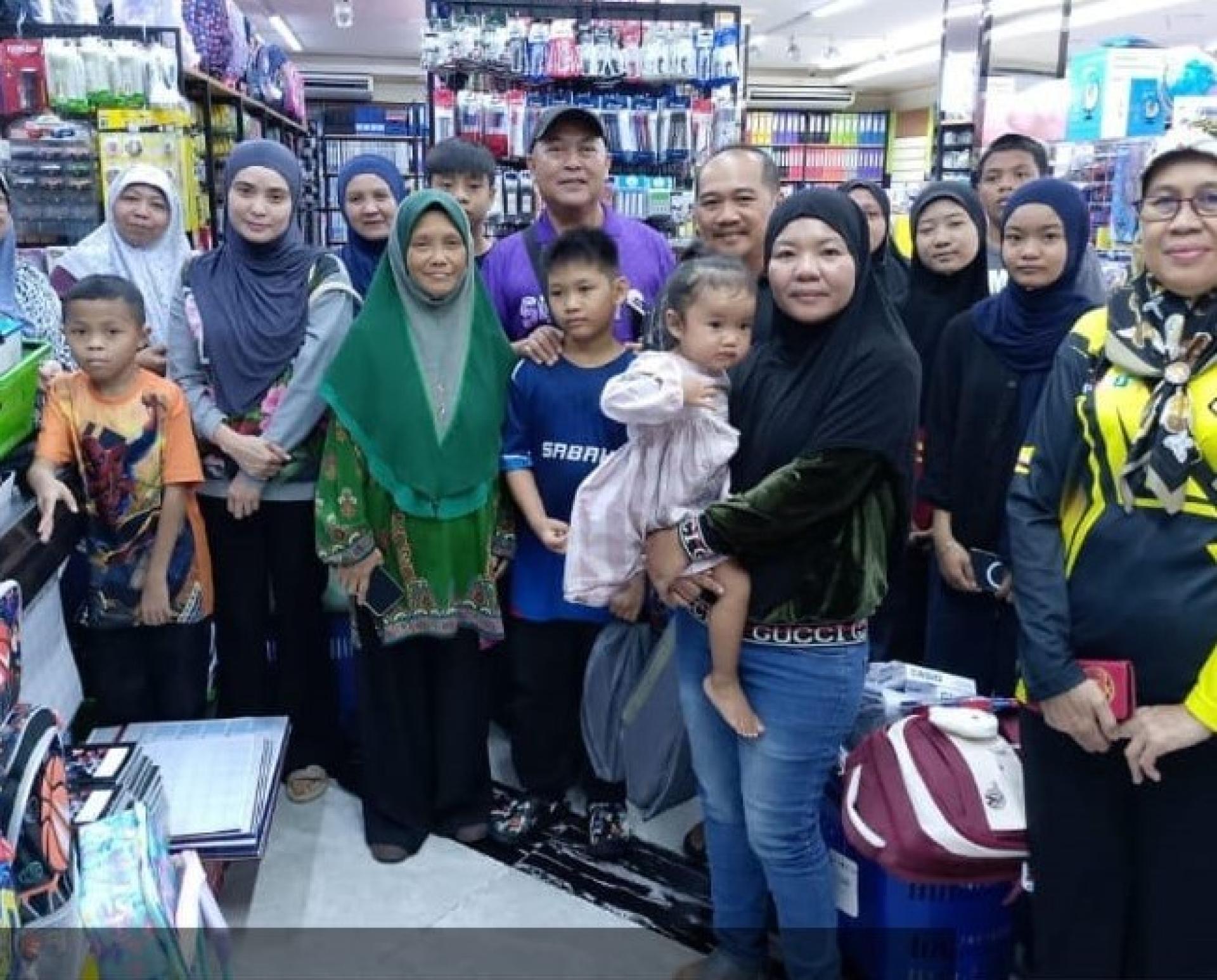 受 惠学生与家属合影