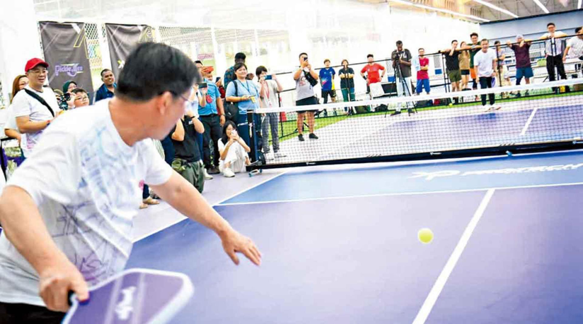香港市民越来越喜爱玩匹克球。