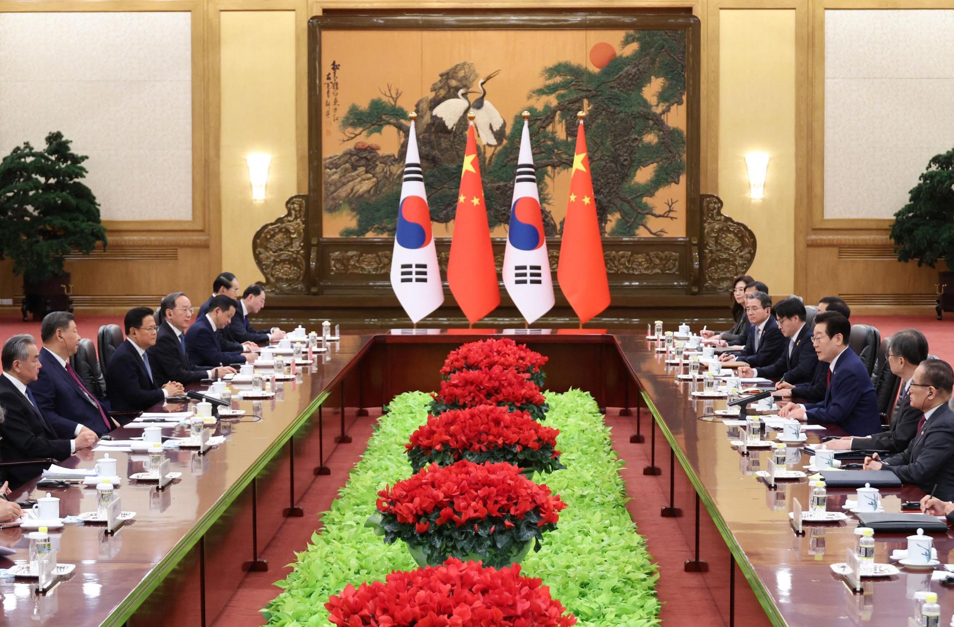 韩国总统李在明（右三）5日在北京人民大会堂与中国国家主席习近平（左二）举行会谈。