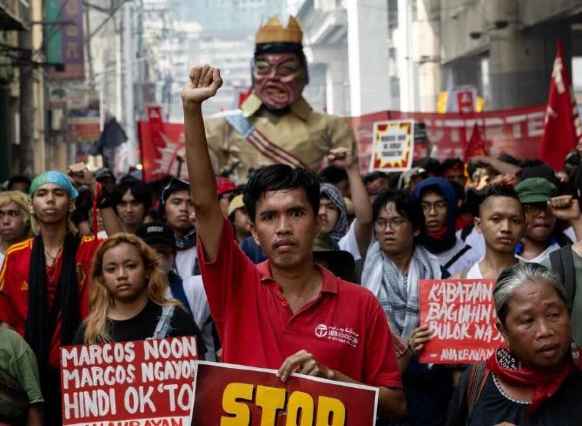 图为去年11月30日，大批民众涌上马尼拉街头，抗议基础设施领域贪腐乱象。（档案照片）