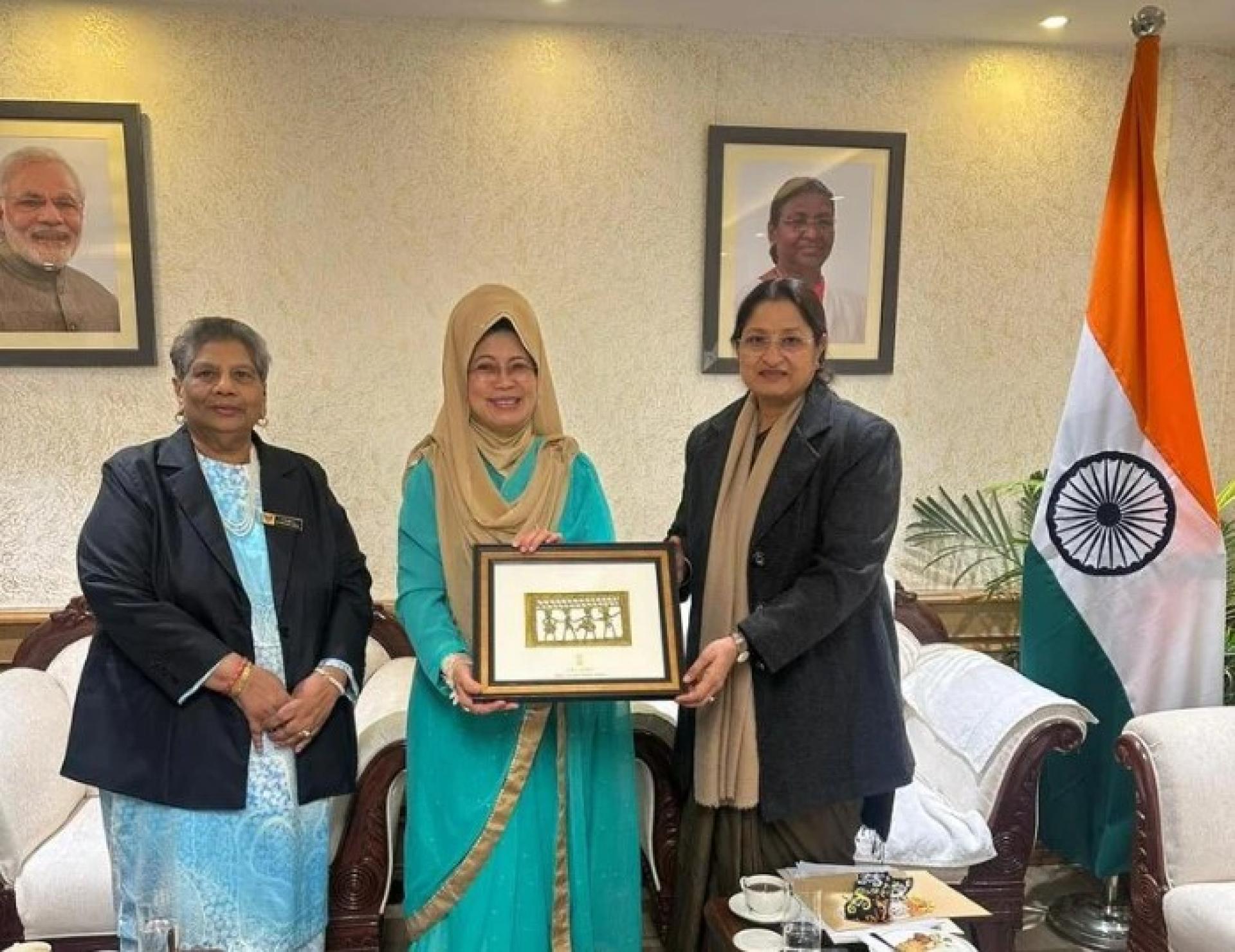 陈赛明（中）与安纳普尔娜德维亚达夫（右）及露西（左）合影留念。