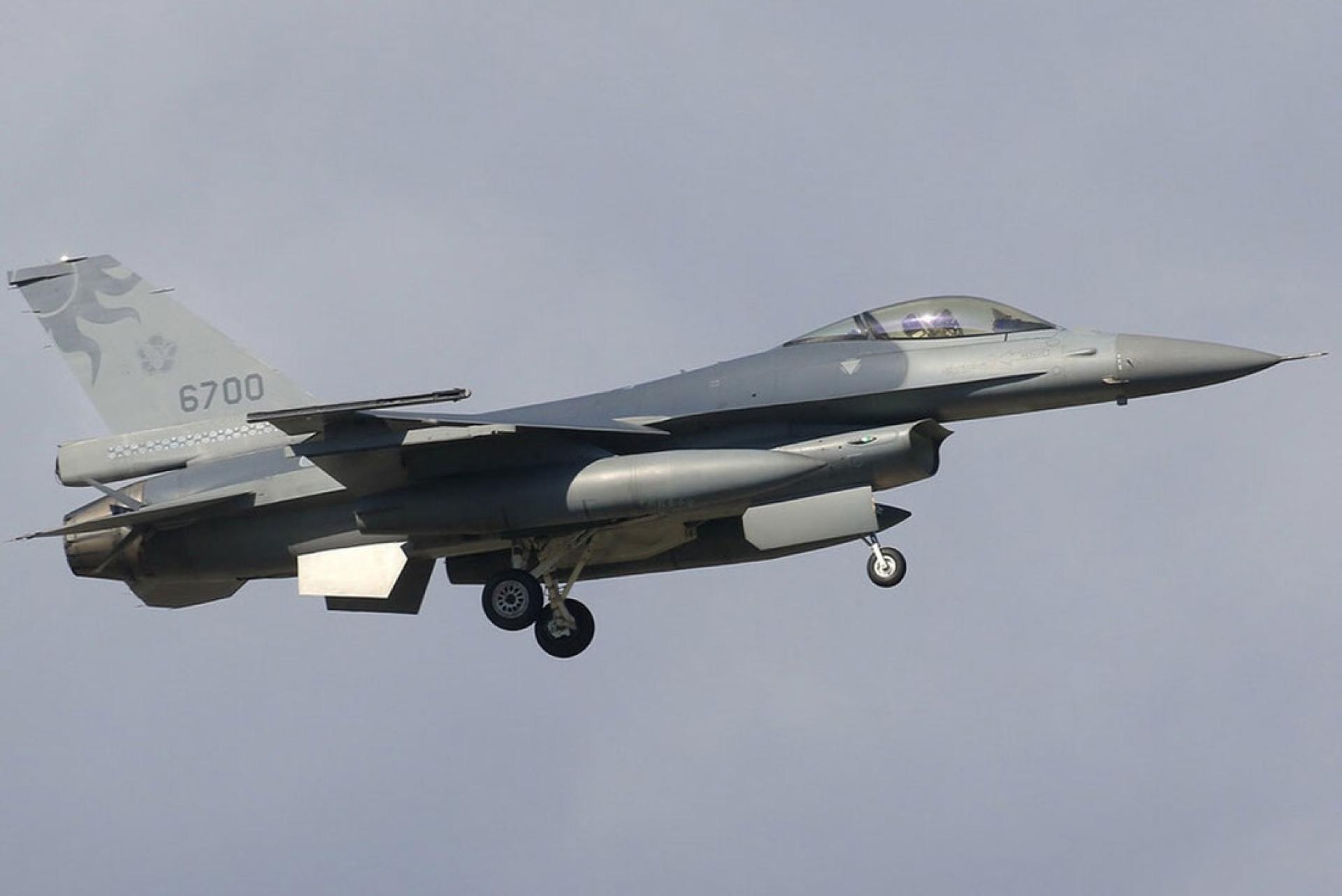 失事的台湾空军F-16V（blk20）单座战机（机号6700）。（档案照）