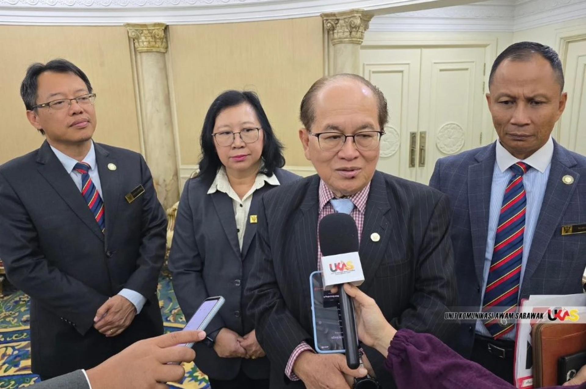 道格拉斯接受媒体提问。