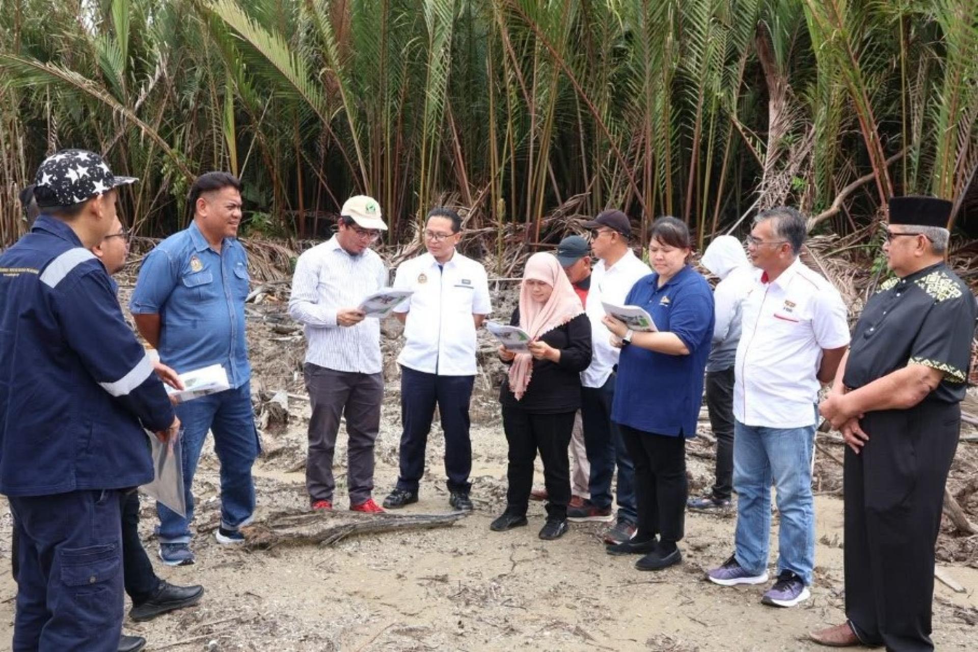 朱安达（左3）巡视工程地点。