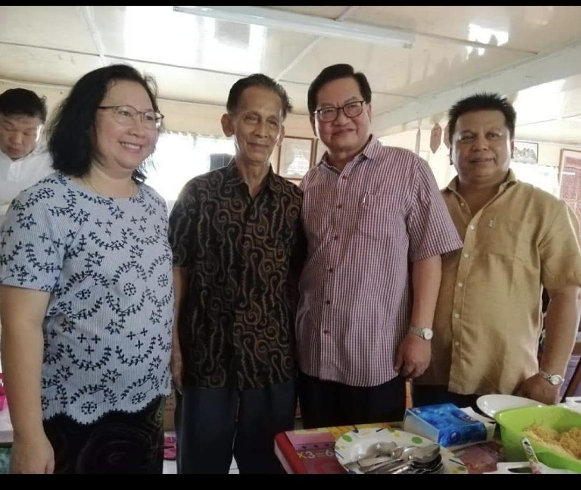 2019年，吴标生向拿督陈月华（左1）阖家拜年合影留念，情谊深厚。多年后，拿督陈月华荣升砂副州务秘书（行政），成为斯里阿曼之光。