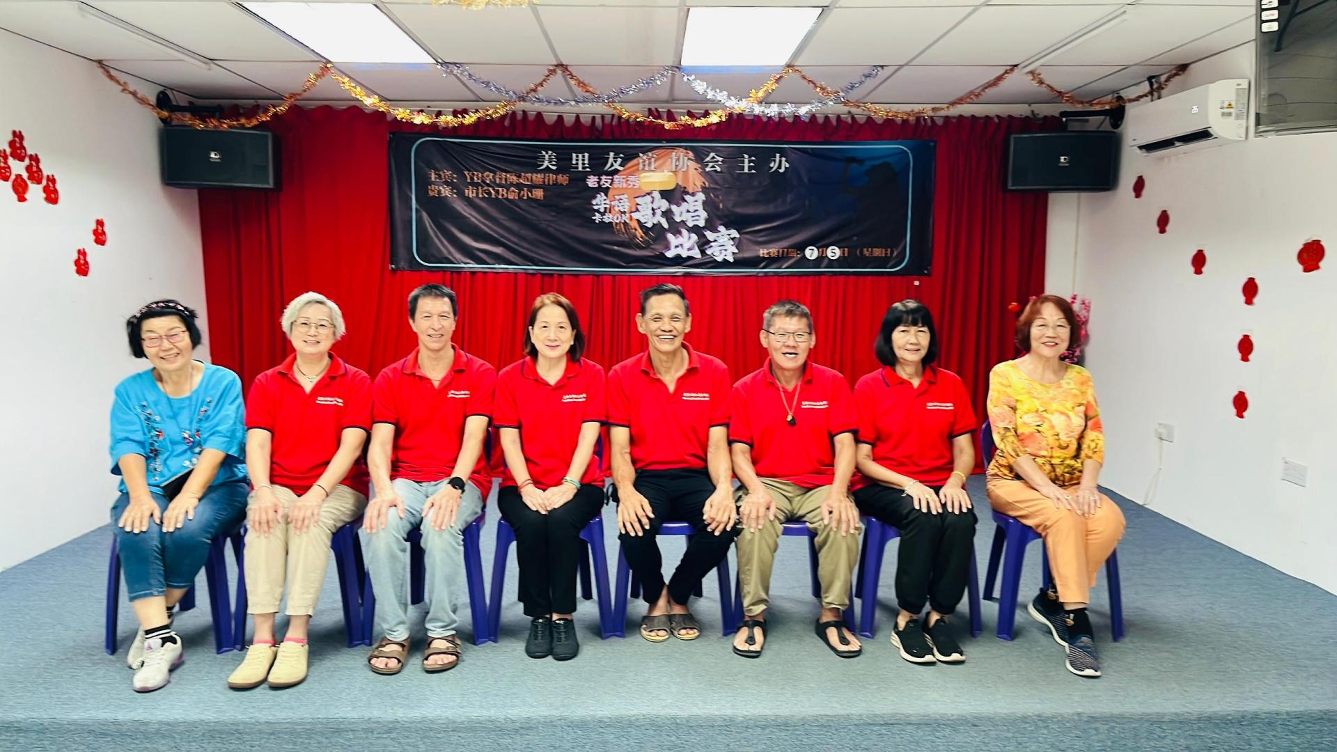 筹备会成员大合照。左4起为筹备会主席柯盈糸、会长楊振平及歌唱组主任黄辉楠老师。