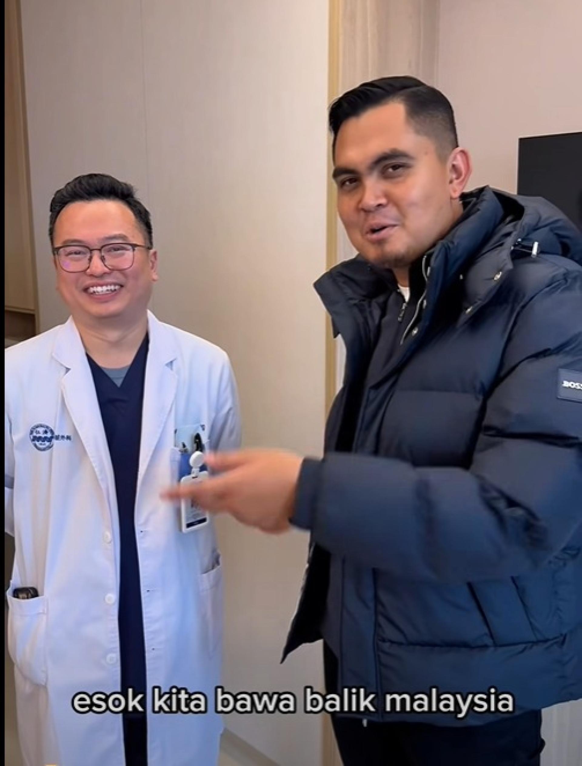 阿克马（右）在视频中介绍杨永康。