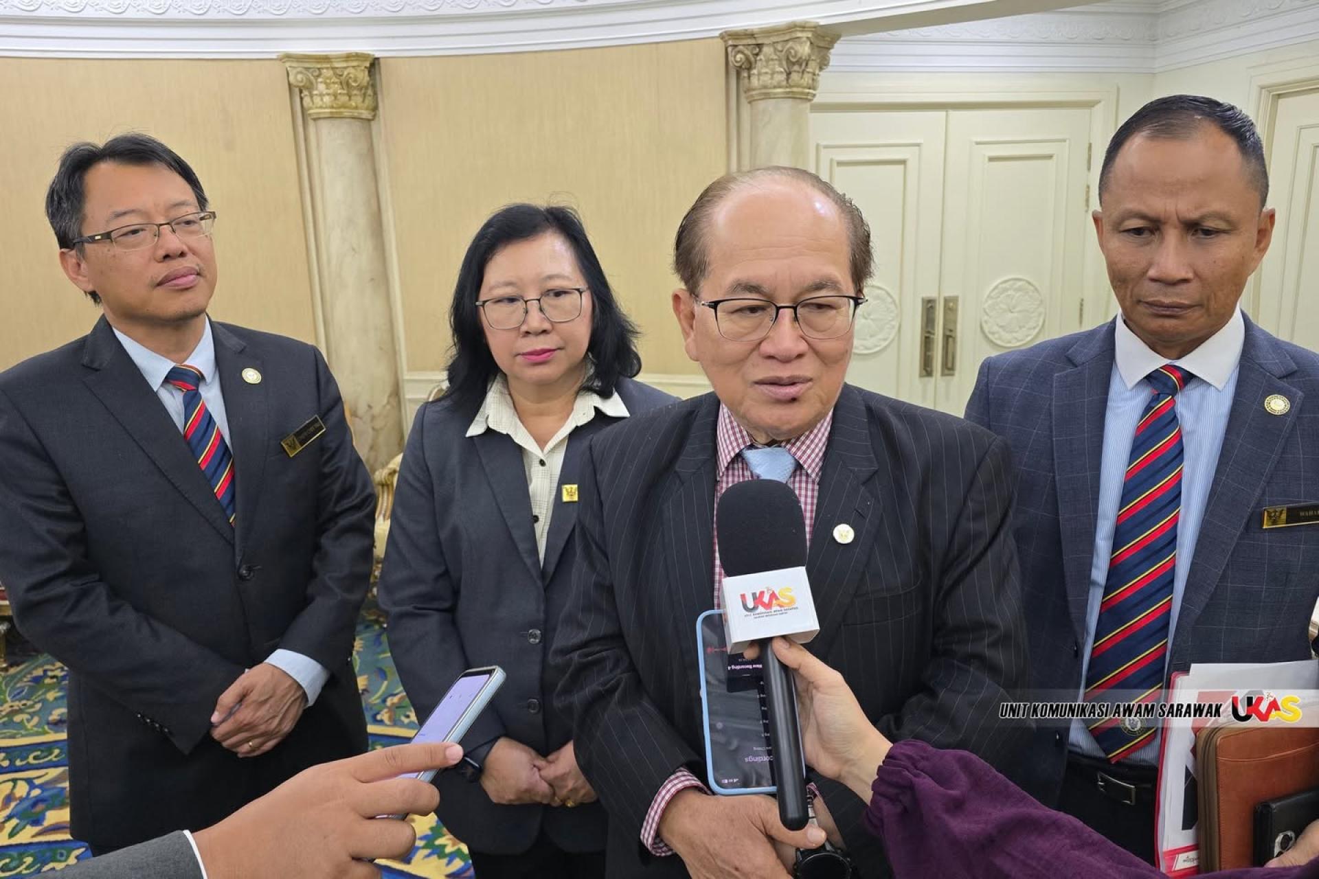 拿督阿玛道格拉斯受访一瞥。