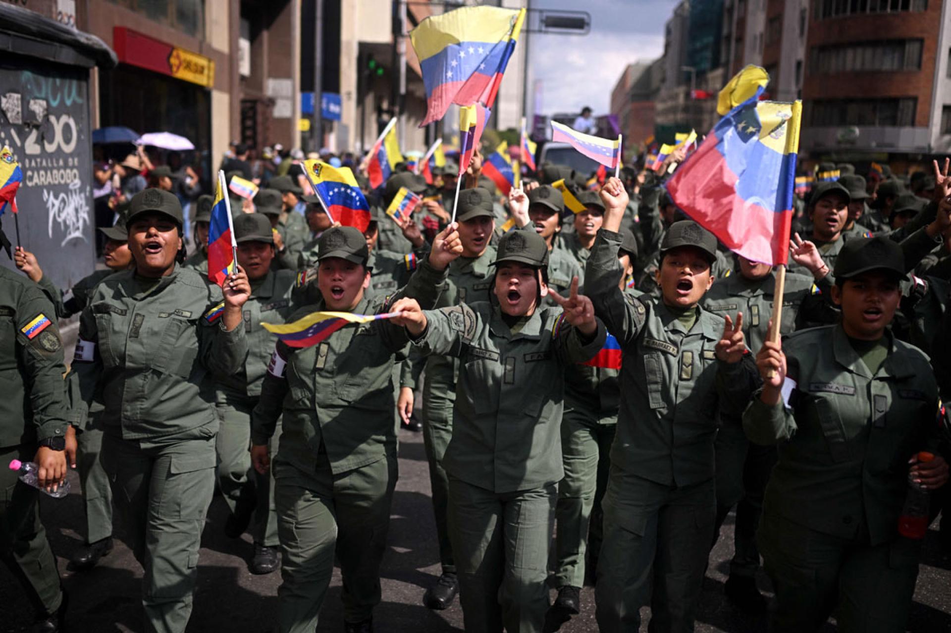 委内瑞拉玻利瓦尔国民武装部队成员在加拉加斯举行集会，声援马杜罗。