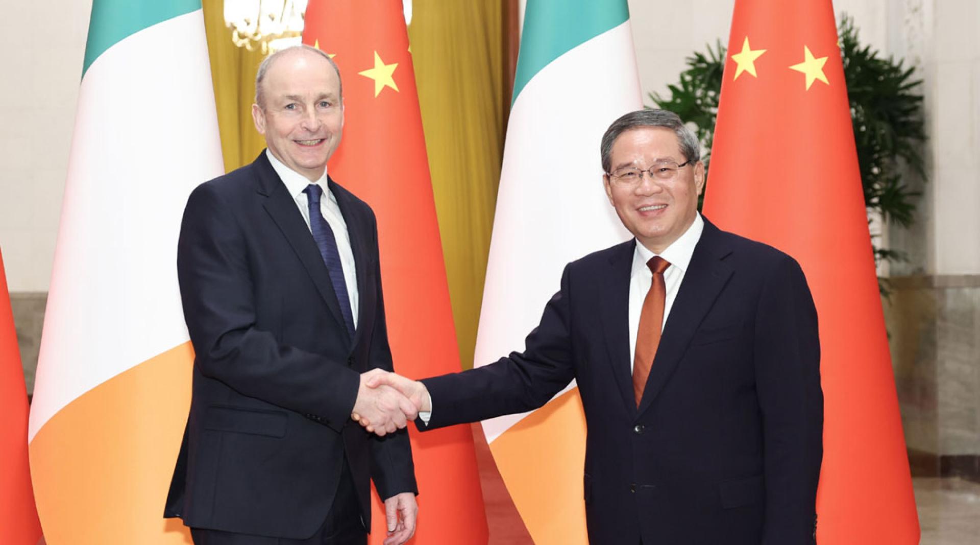 中国总理李强（右）6日下午与爱尔兰总理马丁（左）举行会谈。（图：新华社）